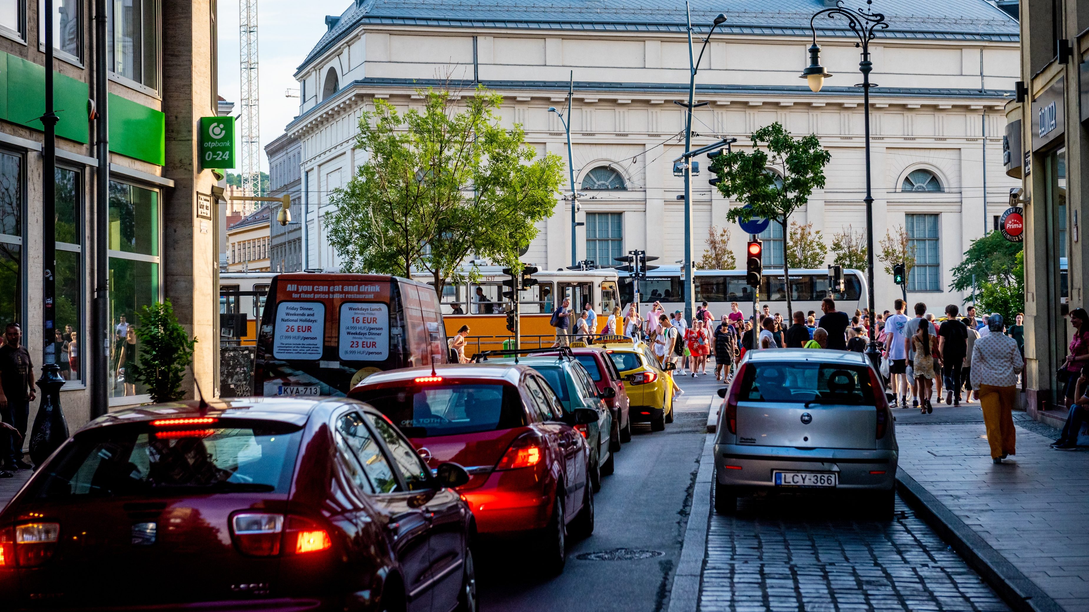 Újraélesztettek egy 15 éves fiút a Király utcában