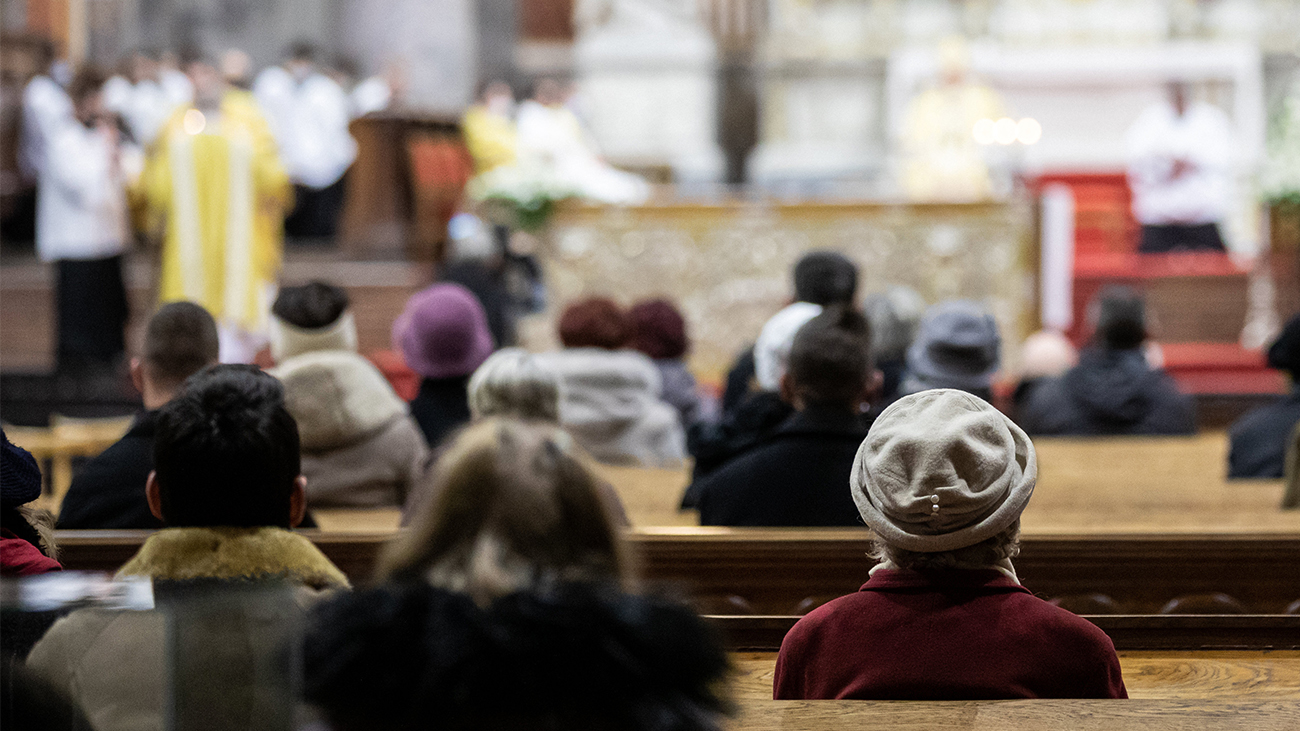 Zsúfolásig megtelt egy hatvani templom a vasárnapi búcsúmisére