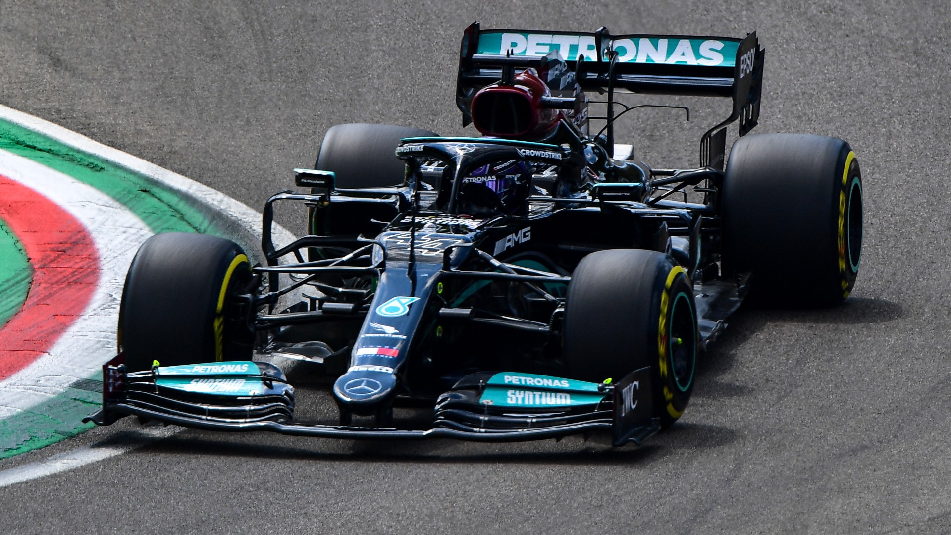 Hamilton a Red Bullokat lenyomva szerezte meg 99. pole-ját