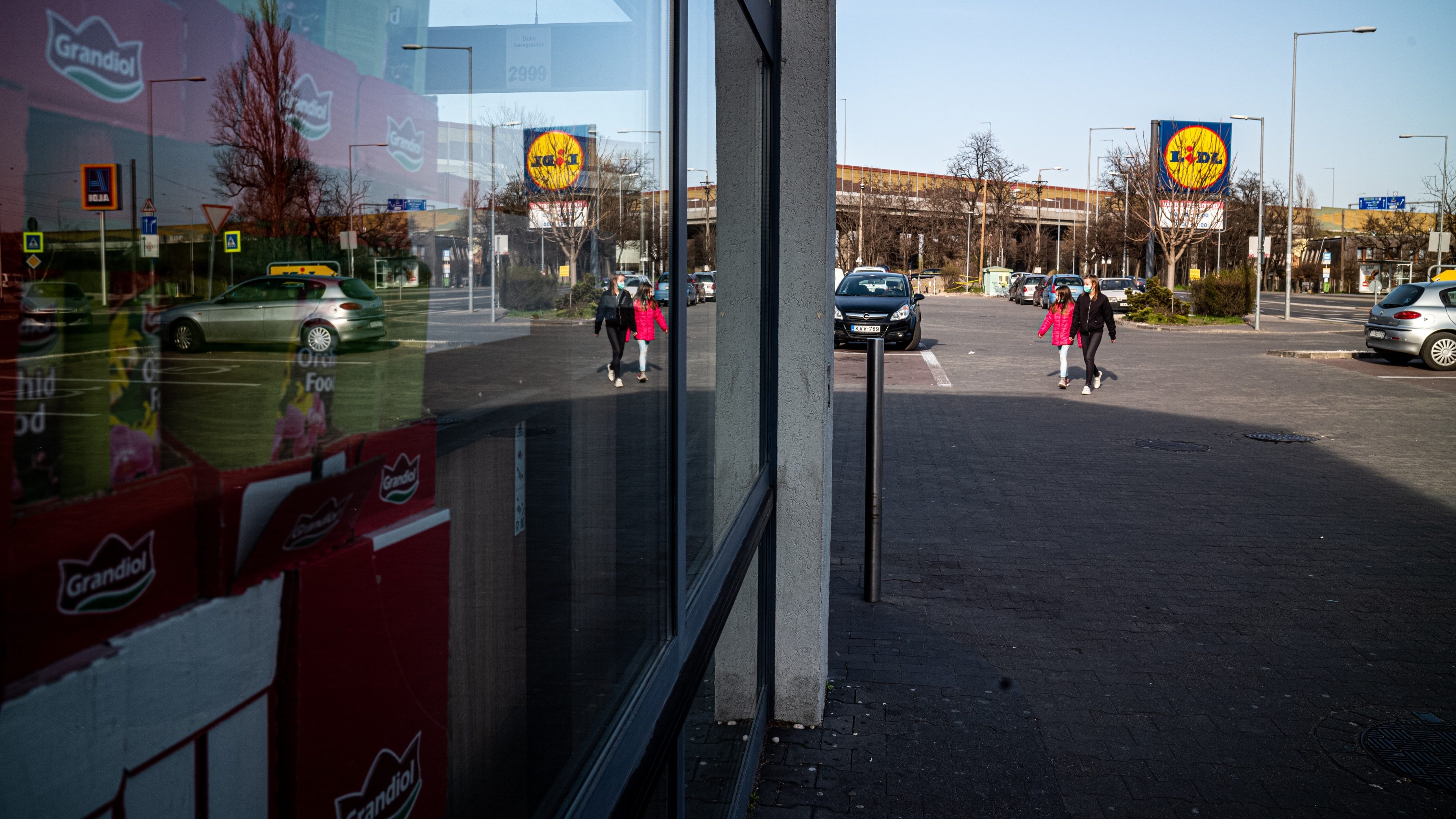 Egyre több eladót keresnek az élelmiszerláncok