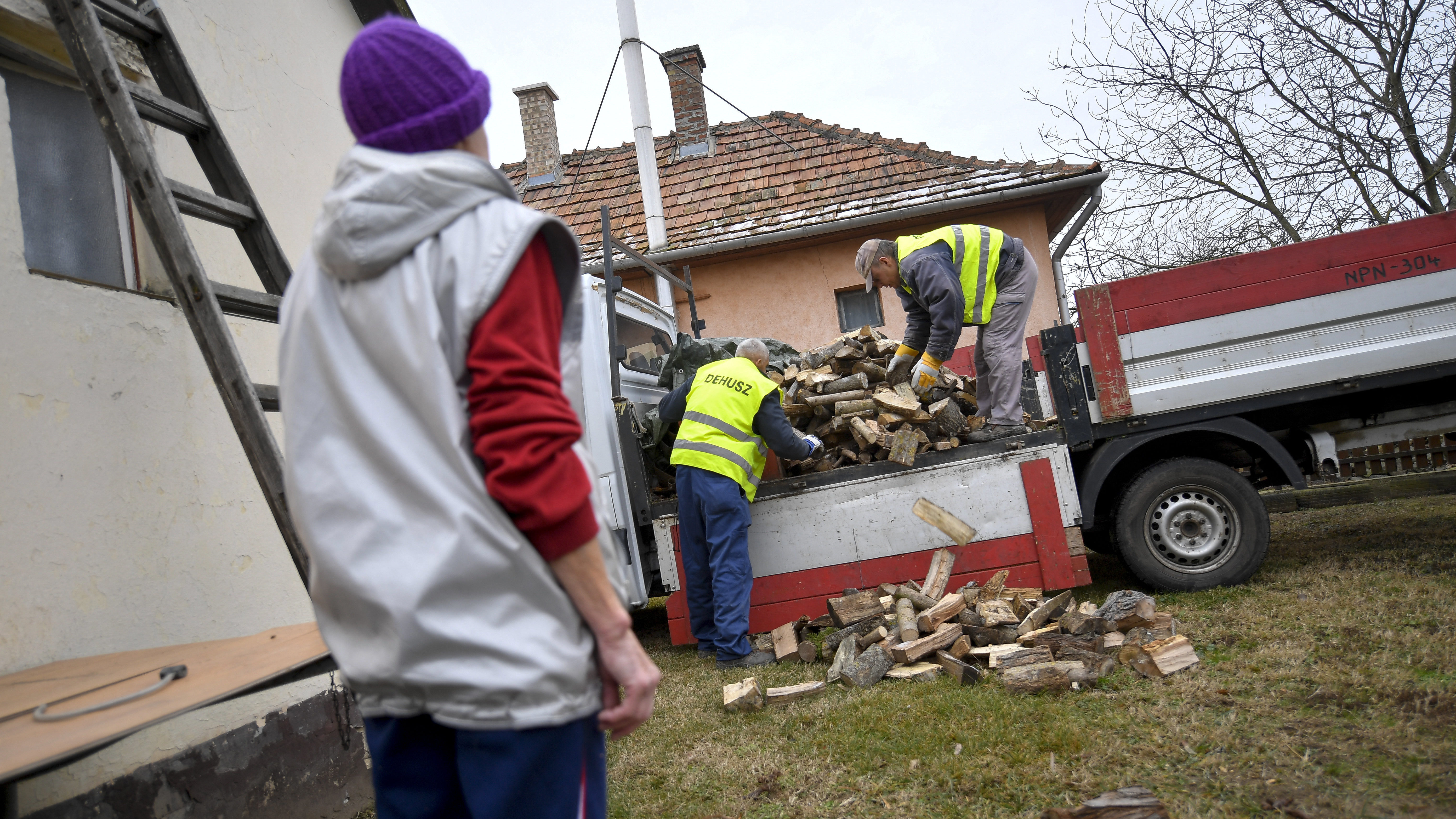 A foglalkoztatási államtitkár szerint az újranyitás felszívja a munkanélküliek javát, a többieket pedig várja a közmunka