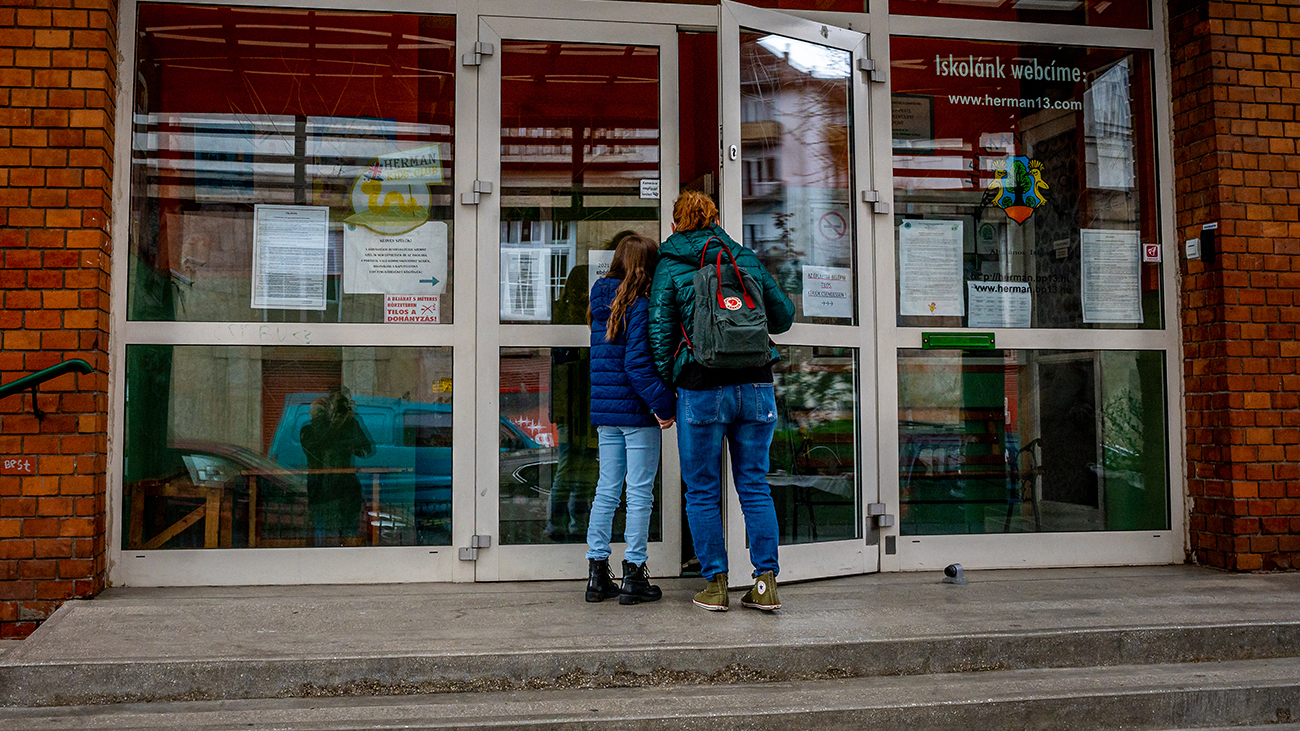 A tiltás ellenére is segítik a pedagógusok az otthon maradó gyerekeket