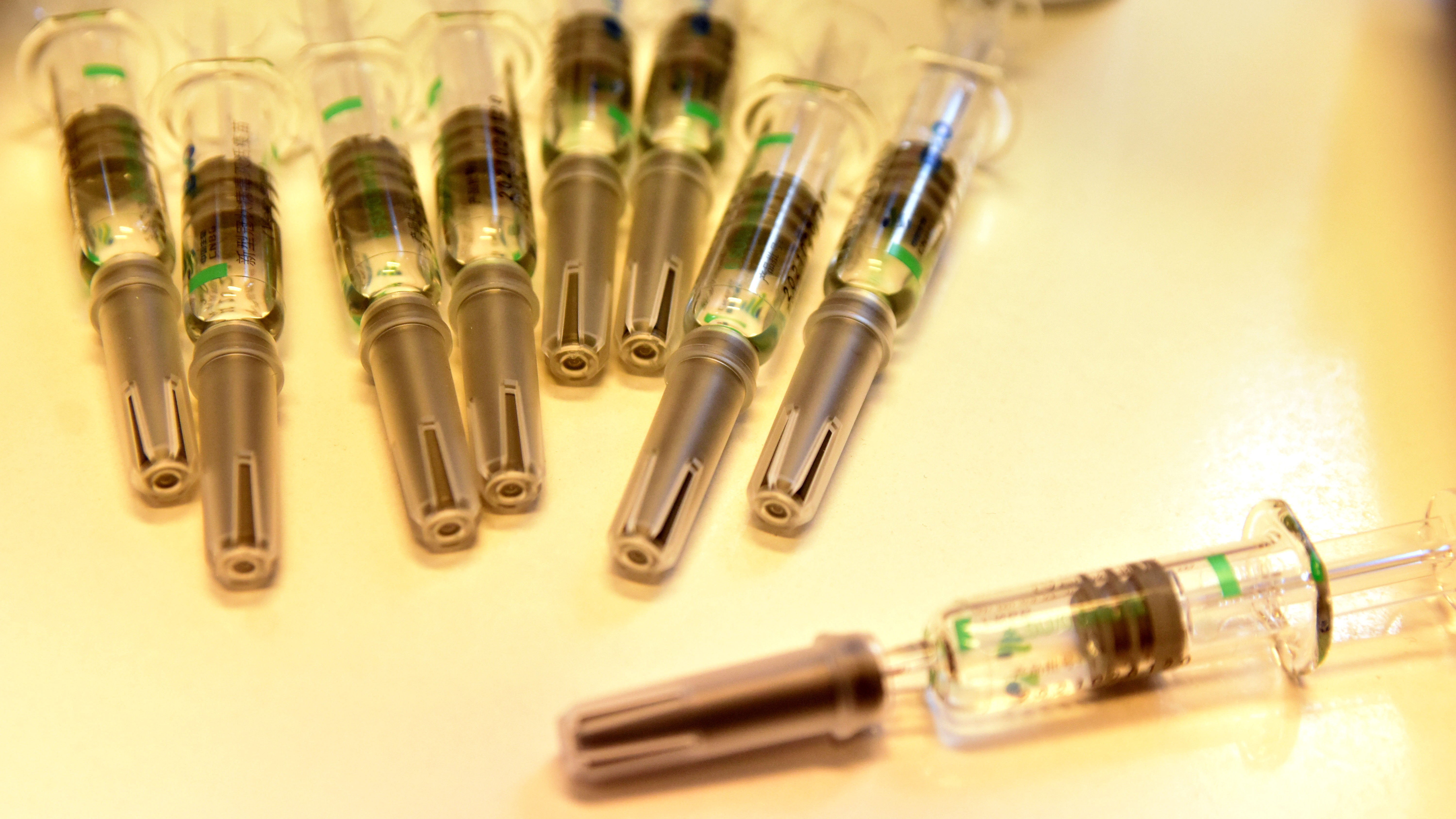 Díjazást ígért a háziorvosoknak a kormányhivatal a kínai vakcina beadásáért
