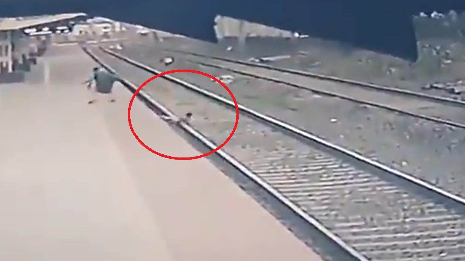 Az utolsó pillanatban mentette meg a vasutas a sínekre zuhant hatéves életét