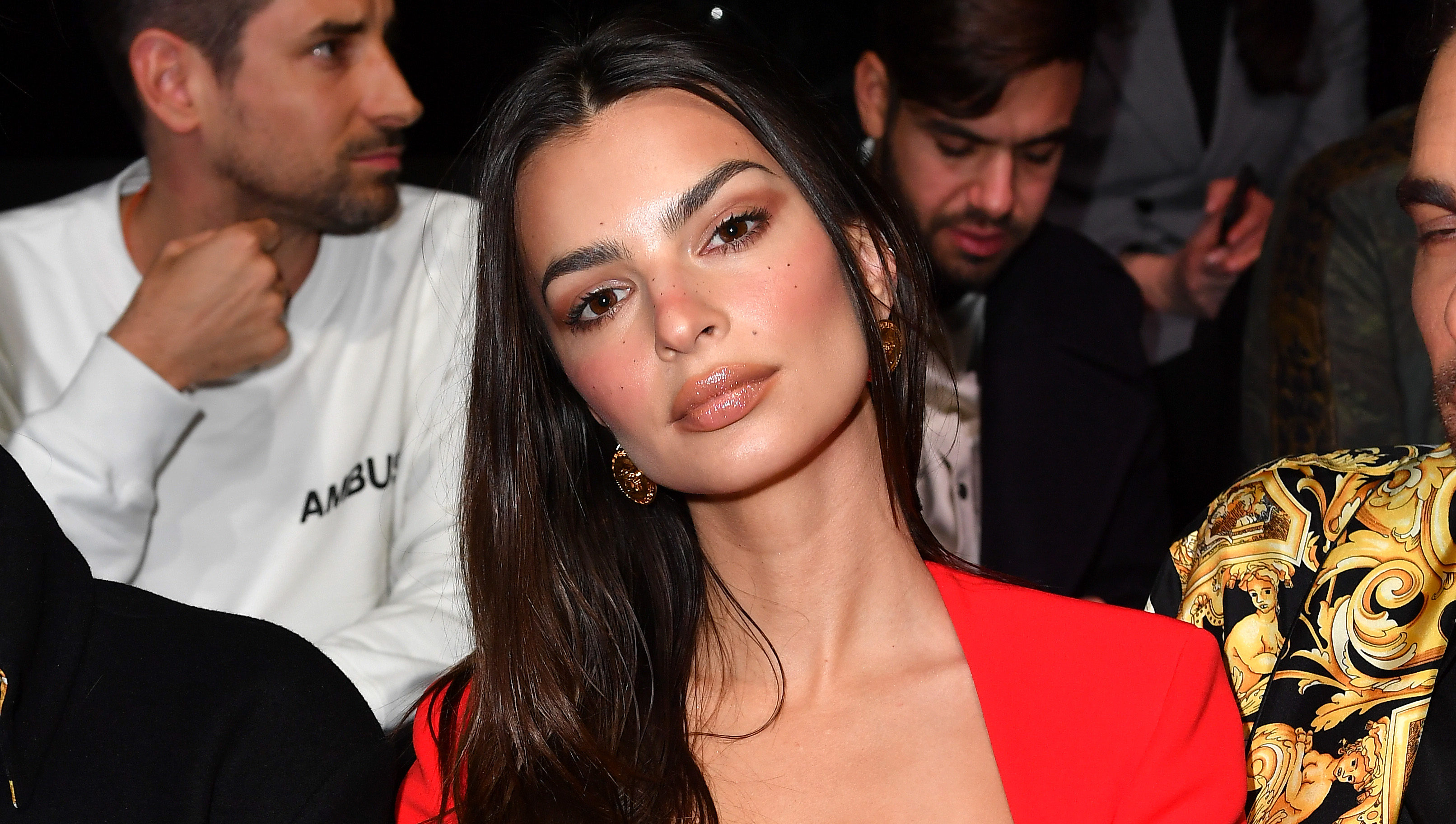 Tévedsz, ha azt hiszed, hogy Emily Ratajkowski szeletelt sajtot simogatott fel az arcára