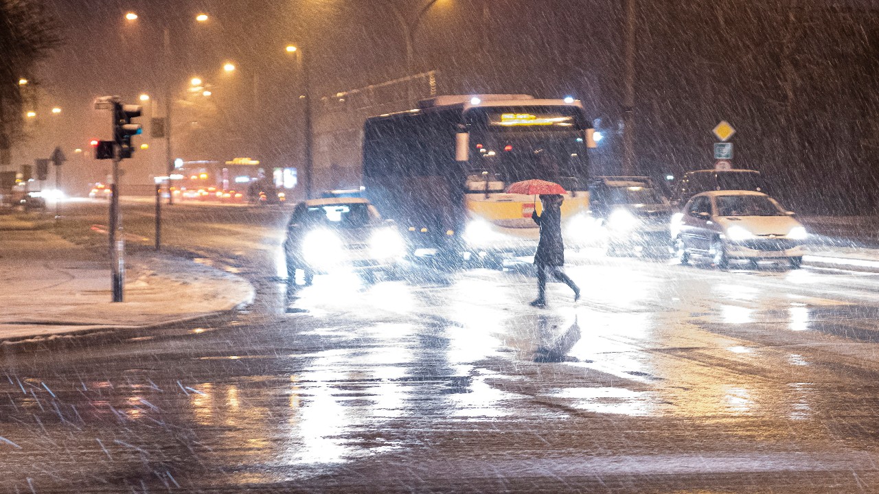 Májustól testkamerás civil rendőrök buktathatják le a szabálysértő gyalogosokat