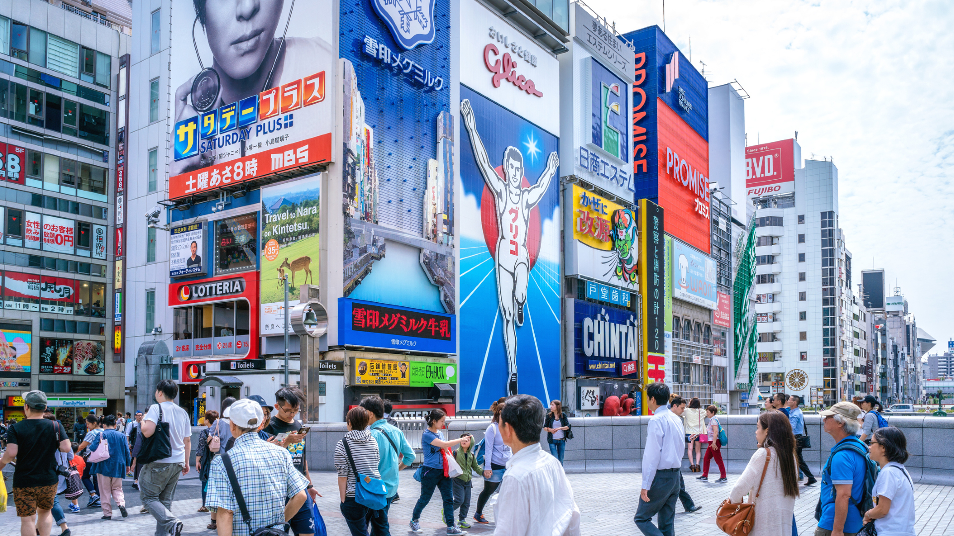 Harmincöt barátnőt tartott egy japán férfi, hogy sok szülinapi ajándékot kapjon