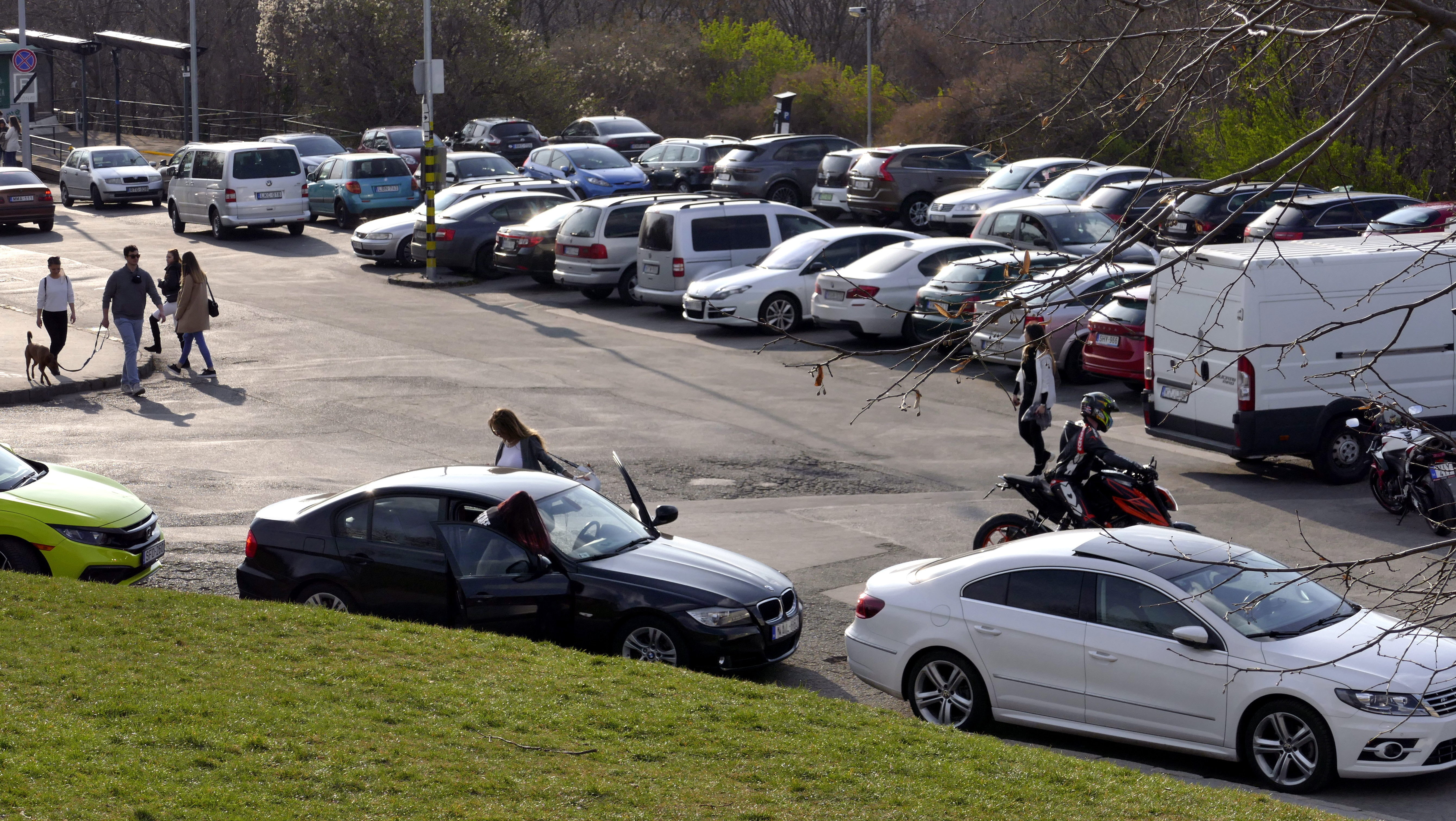 4 millió beoltott után árulja el a kormány, marad-e az ingyenes parkolás