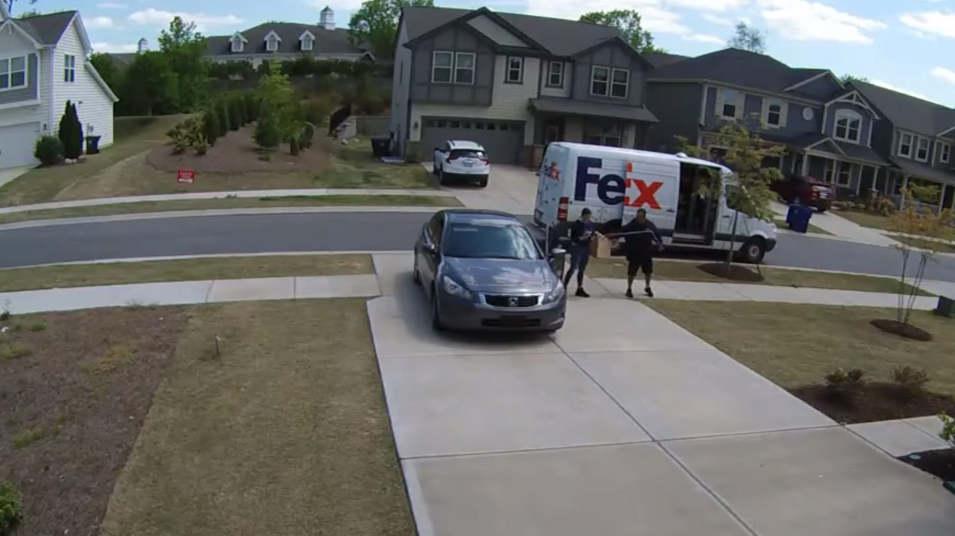 Videón a csomagszállító átverése: elég egy idegen háza elé beállni egy kis ajándékért