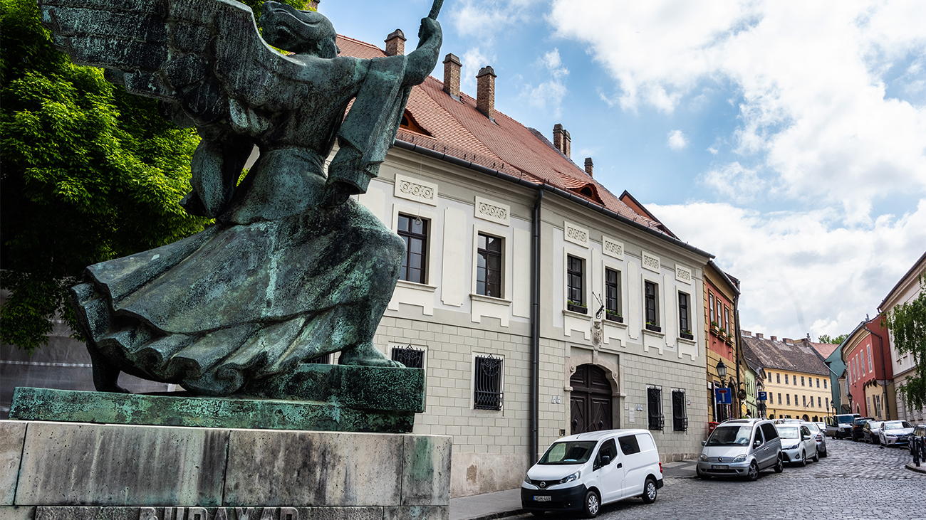 Itt a Fidesz terve: akciós áron vehetnék meg önkormányzati lakásukat a budai Vár lakói