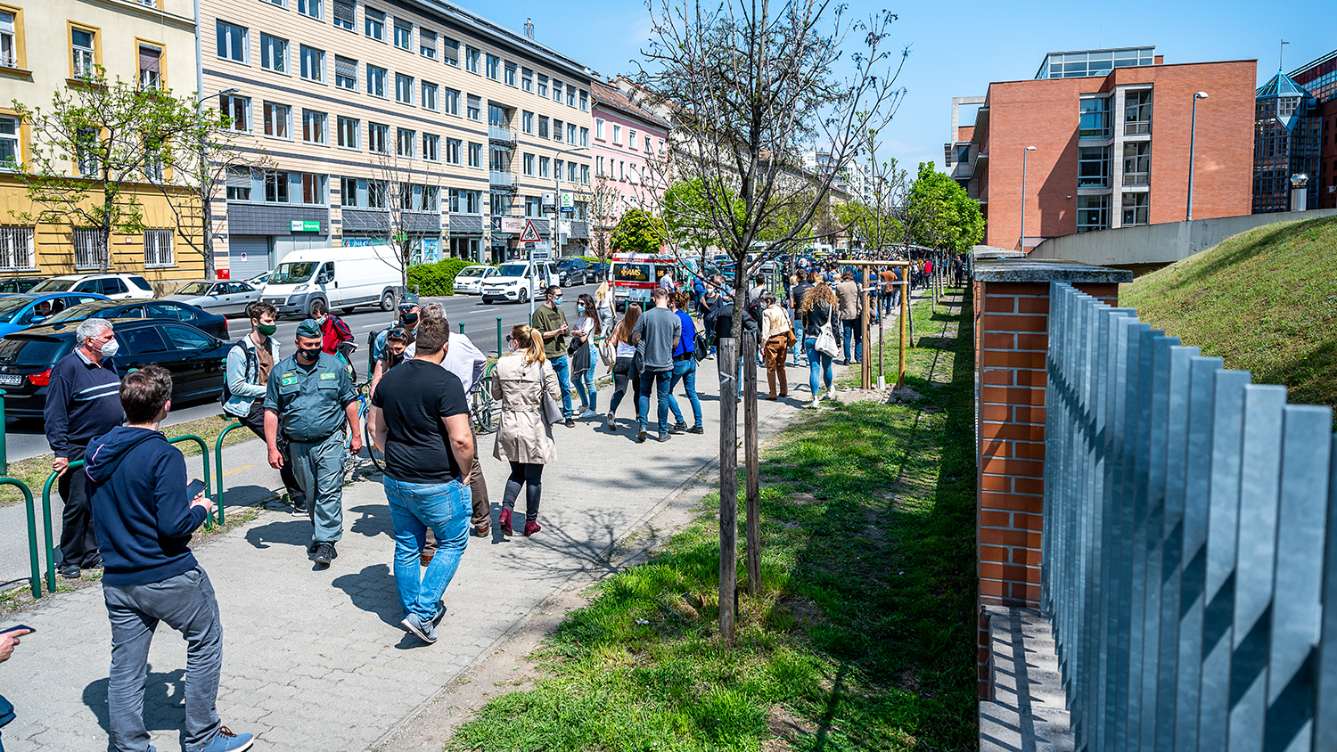 Kígyózó sorok állnak a kórházi oltópontoknál