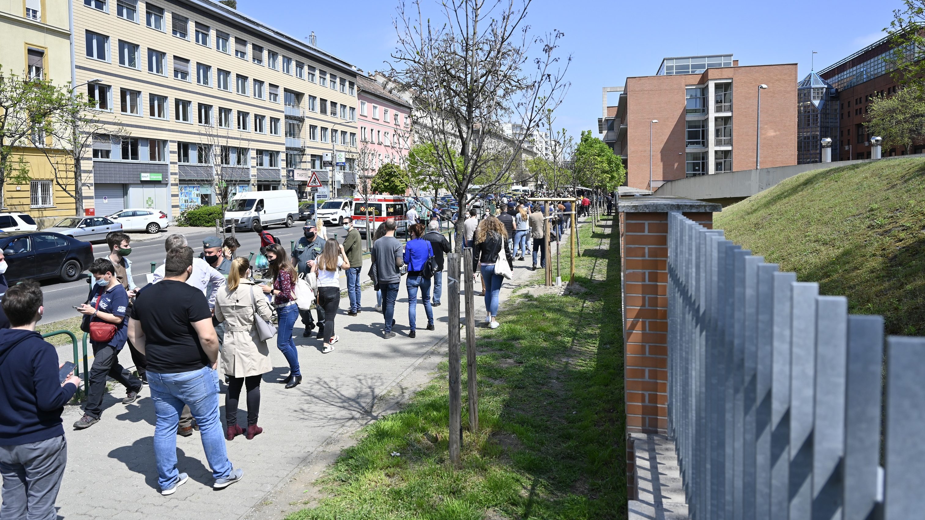 110 ezer oltást adtak be tegnap, elhunyt 161 beteg