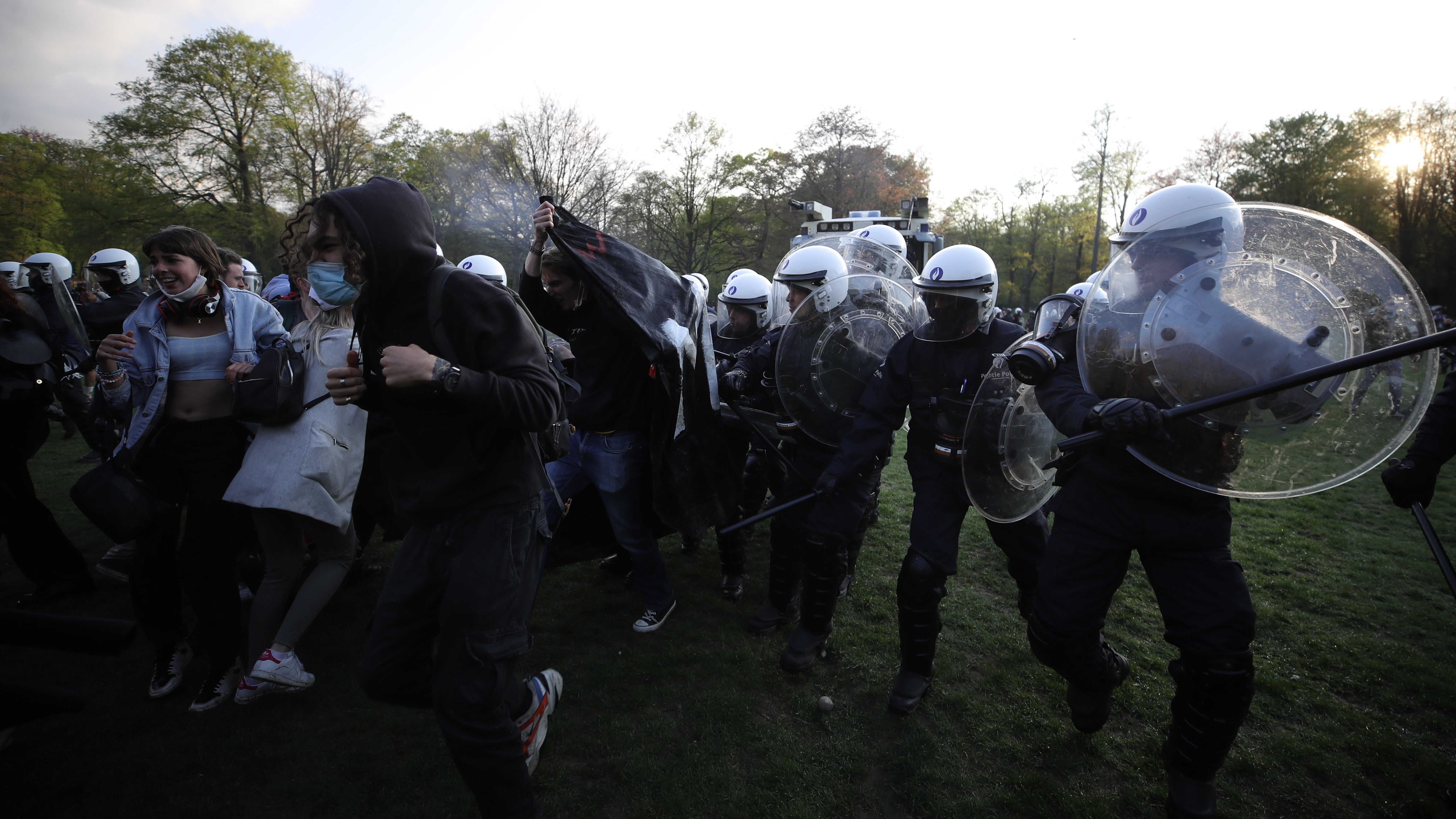 Rendőrökkel csaptak össze a lezárások ellen tüntetők Brüsszelben