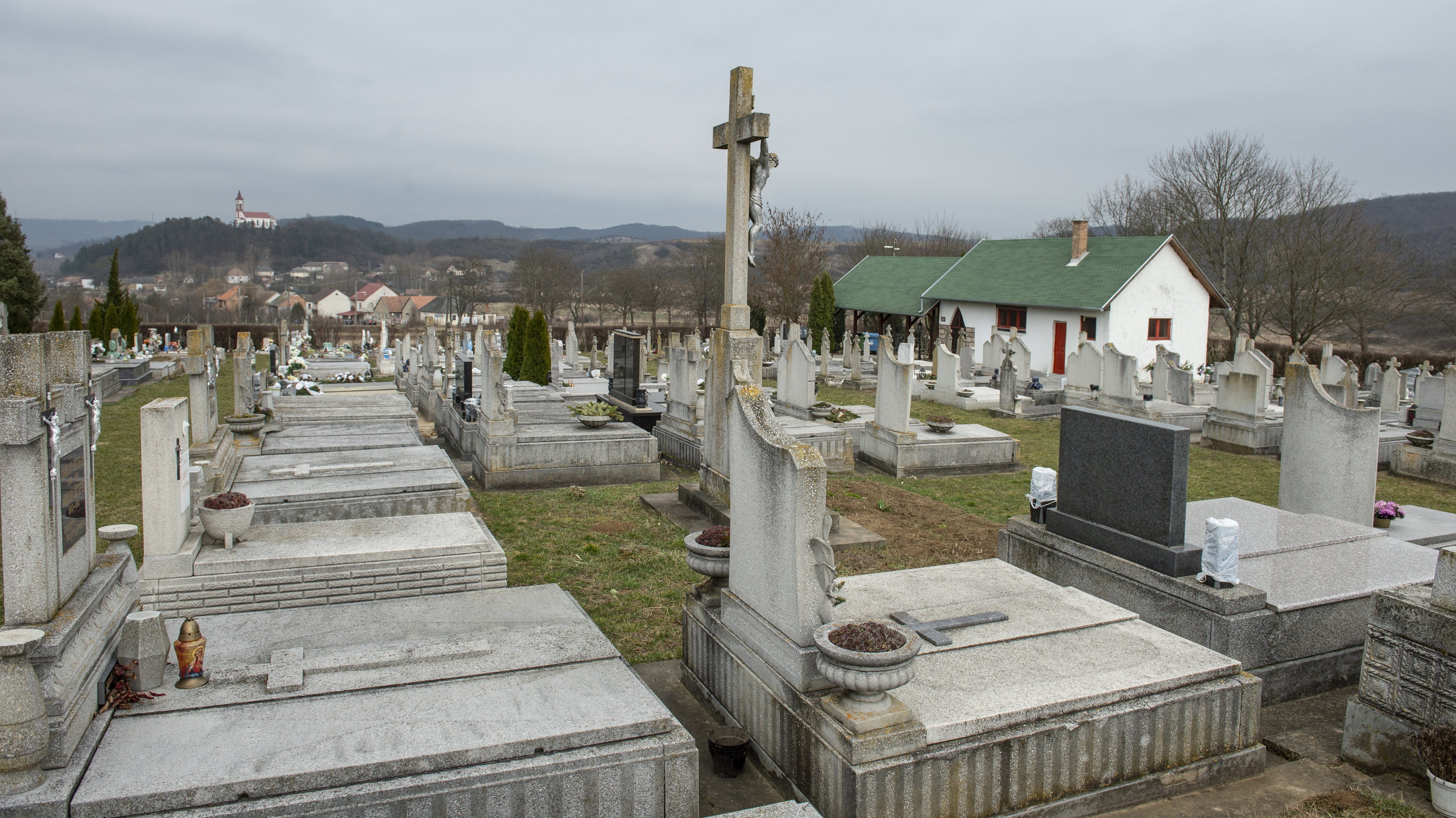 Várólisták alakultak ki temetőkben, megnőtt a halálesetek száma