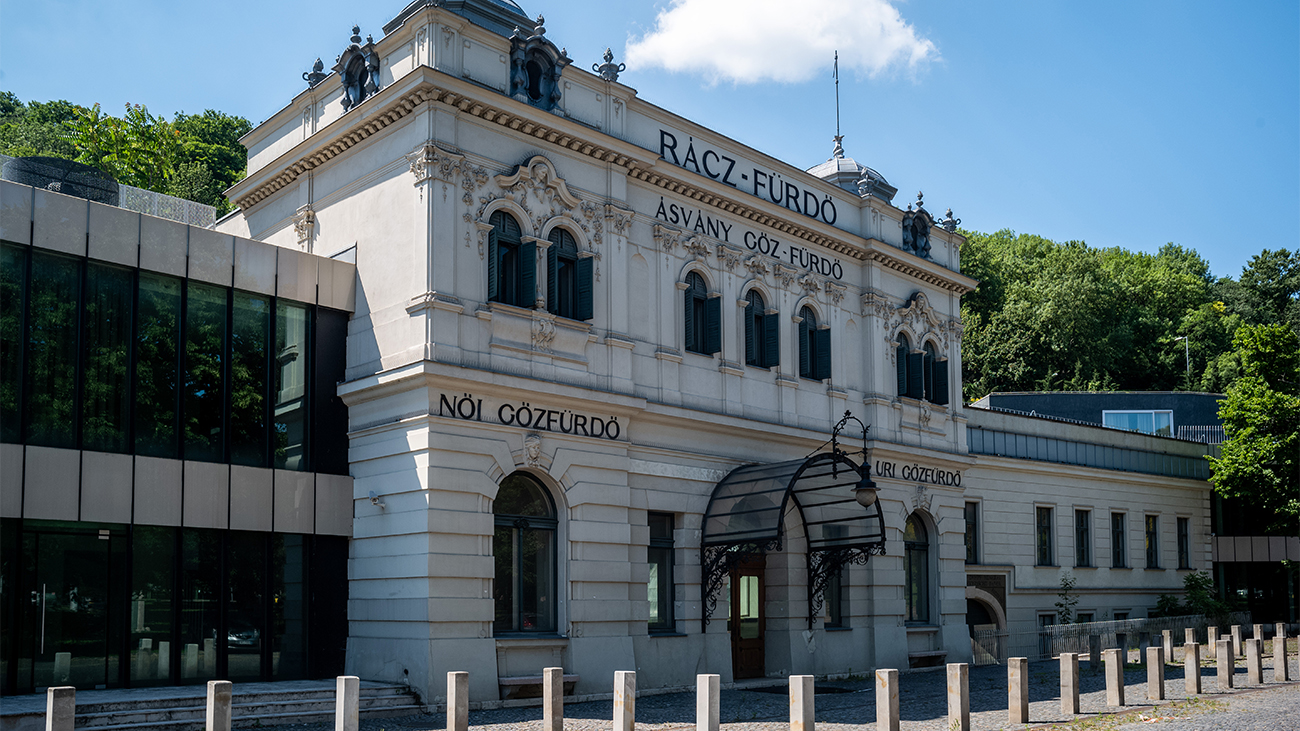 Tízmilliárdból épült fel, most a feléért eladnák a Rác fürdőt