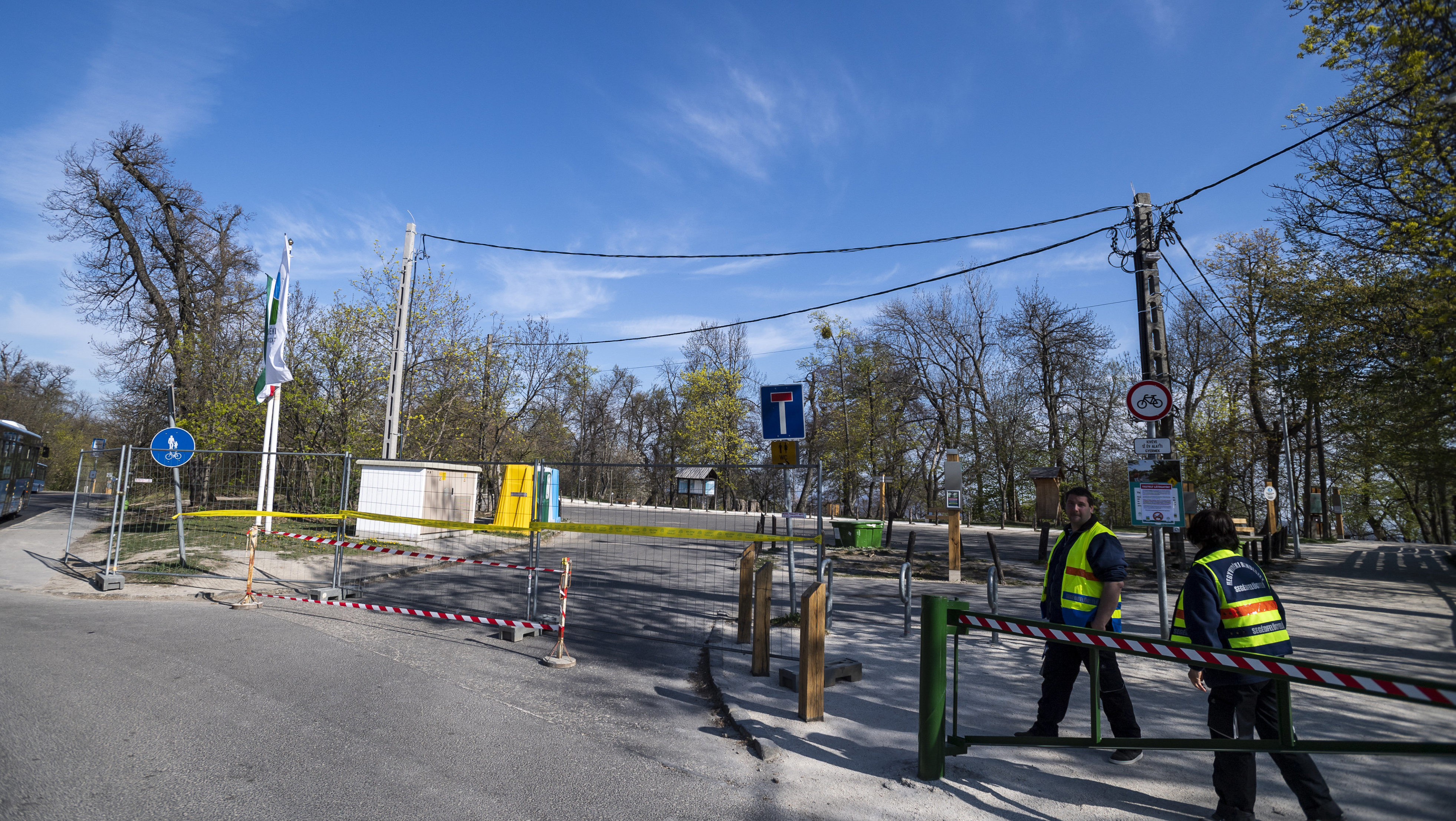 Hétfőn elkezdik felszámolni a régi buszfordulót és parkolót a Normafán