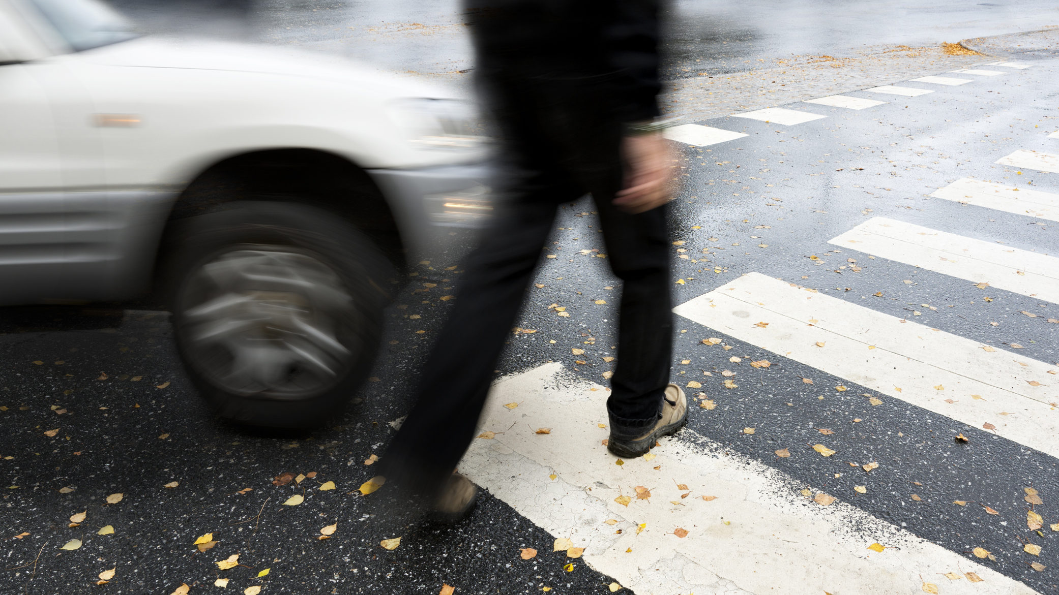 Testkamerával és civil járművekből is figyelik a zebrán átkelő gyalogosokat