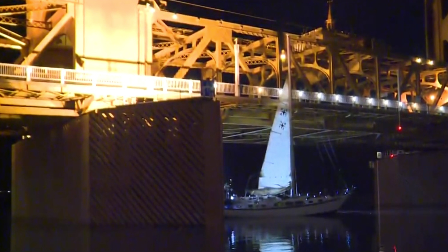 Vitorláshajót lopott egy férfi, de már az első hídon fennakadt