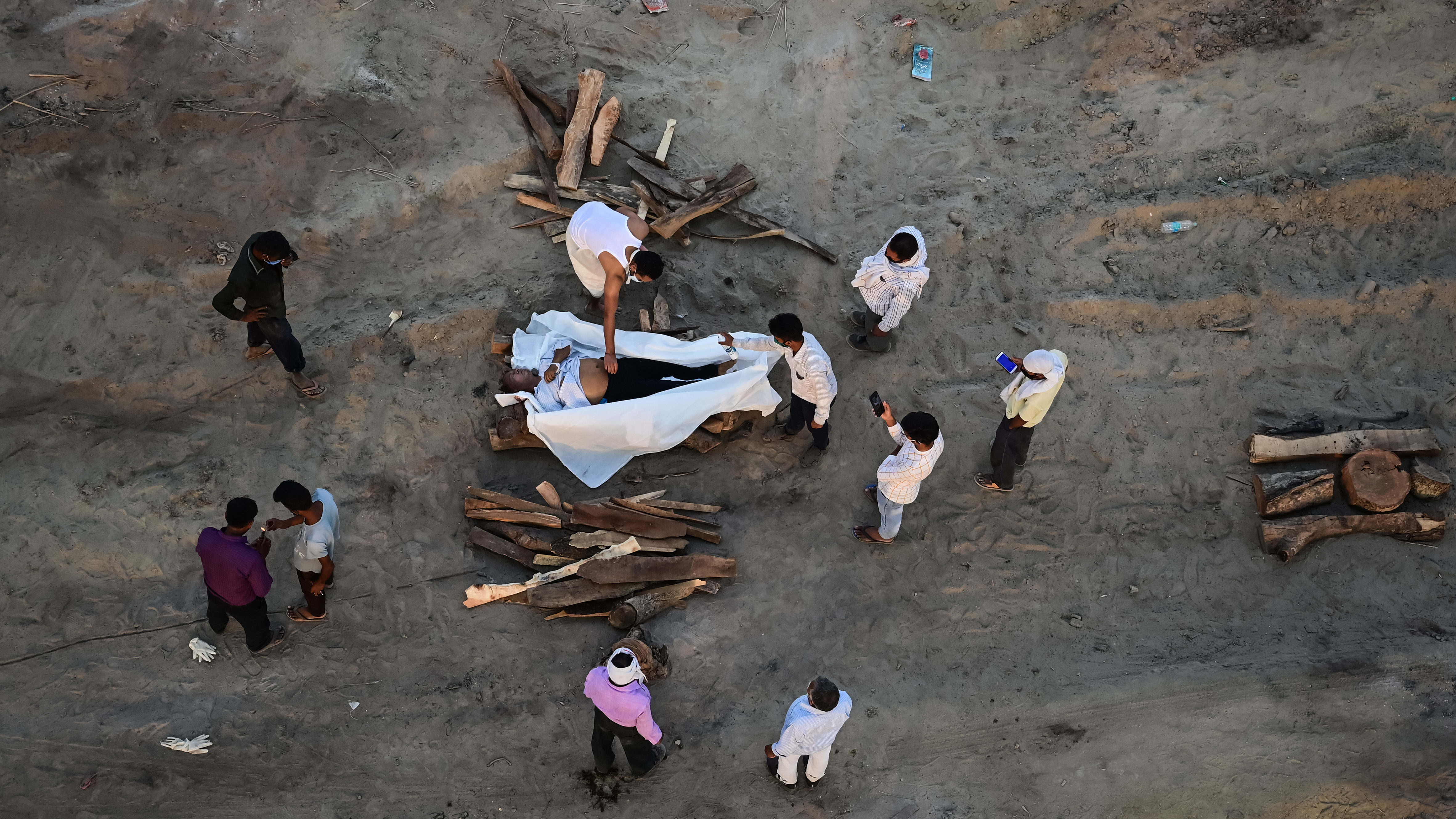 Hálót feszítettek ki a Gangeszre a sodródó holttestek miatt
