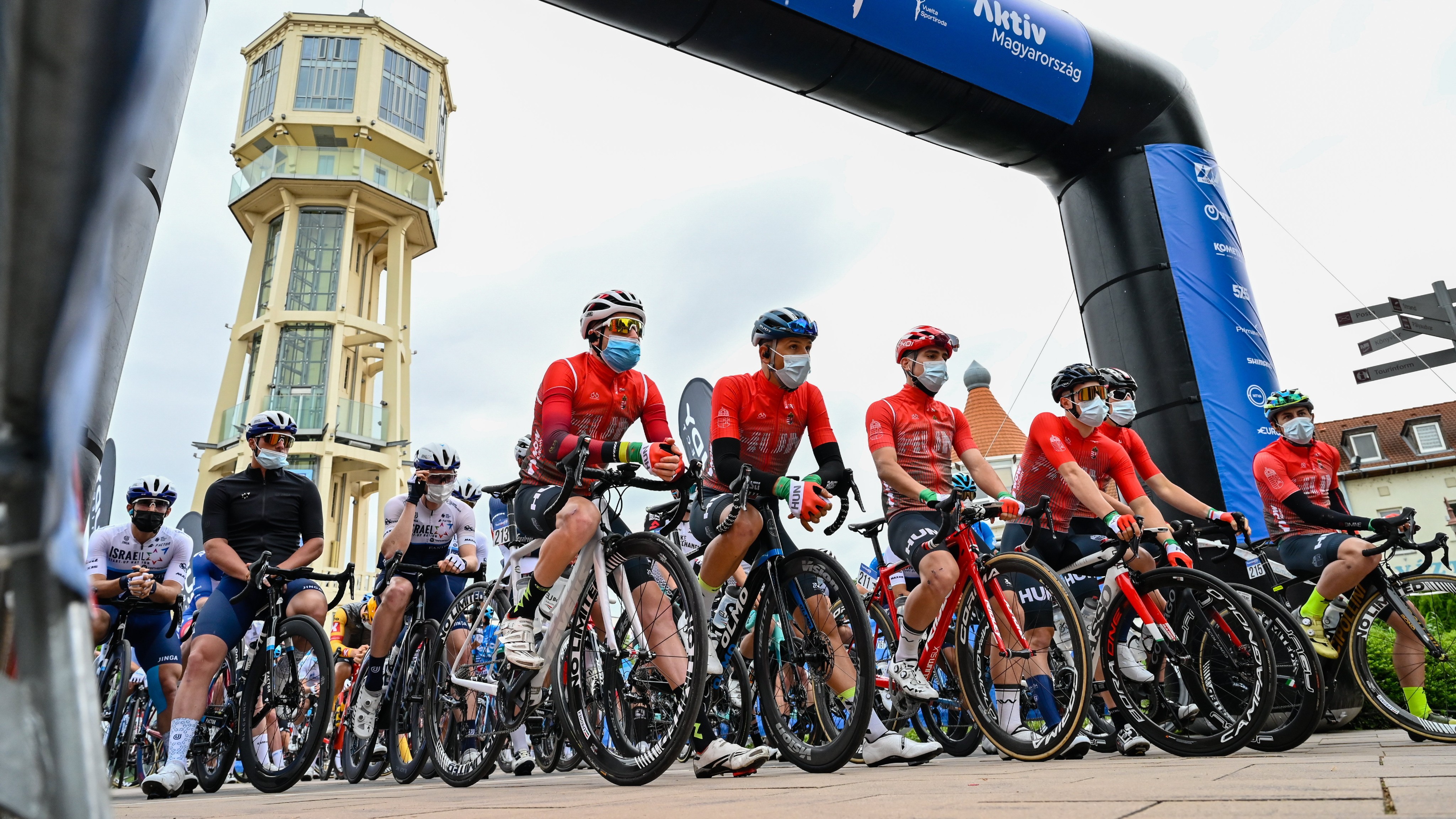 Tour de Hongrie: délben még kátyúk voltak az úton, amerre a mezőny ment, sietve kellett aszfaltozni