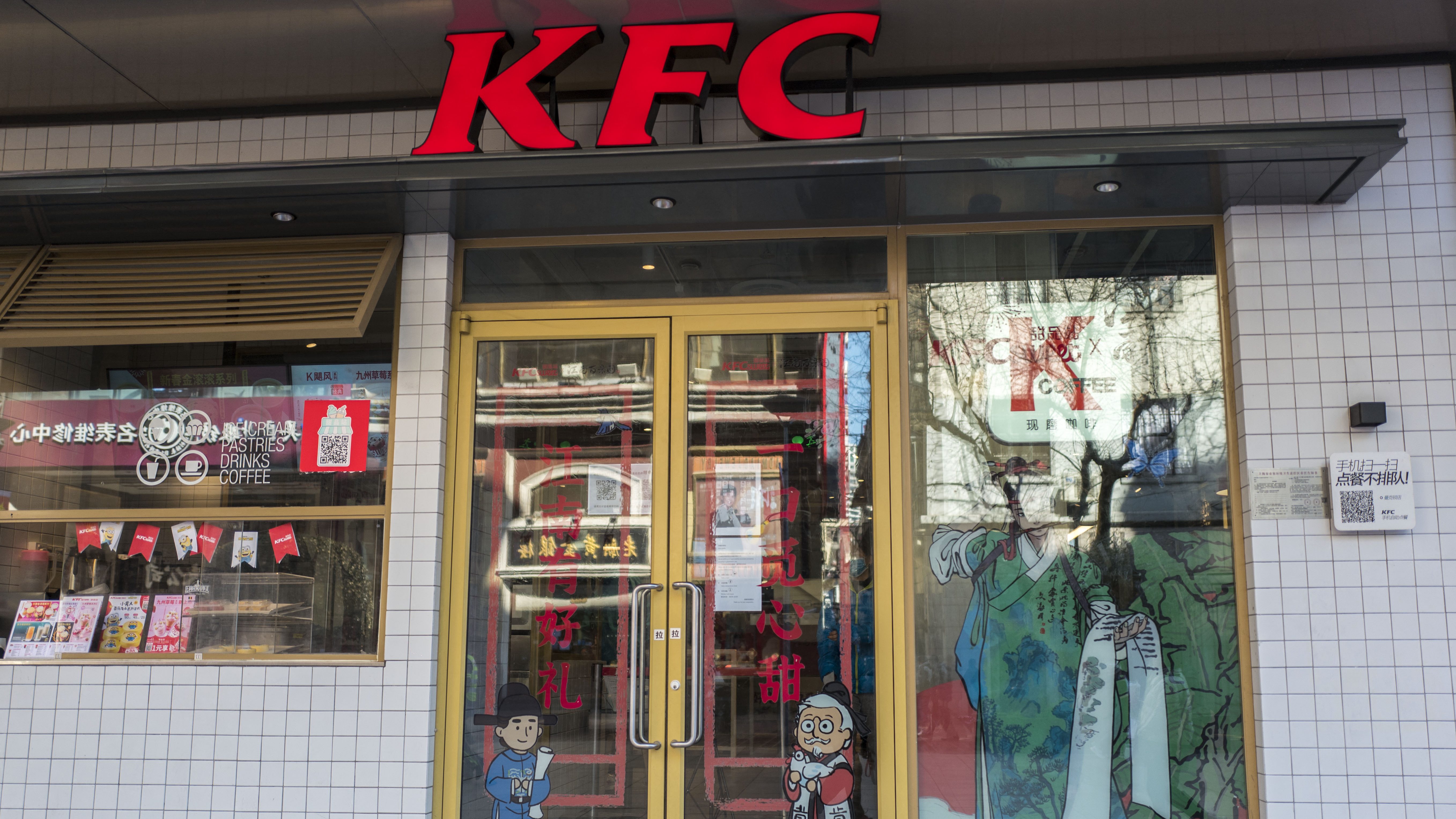 Kilencmillió forintnyi kaját ettek ingyen csalással a KFC-ben kínai diákok