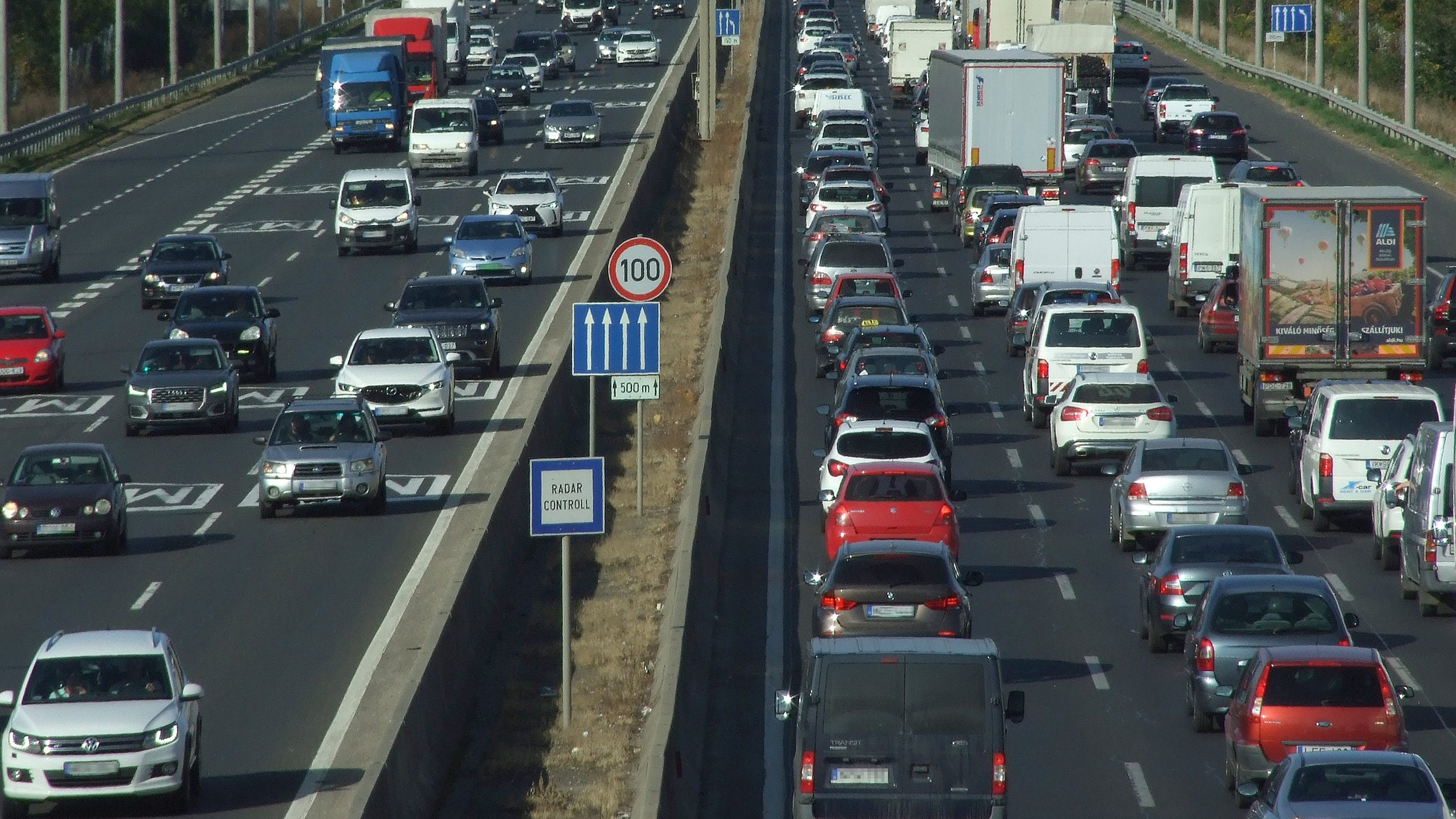 Öt autó ütközött össze az M7-esen, több kilométeres dugó alakult ki