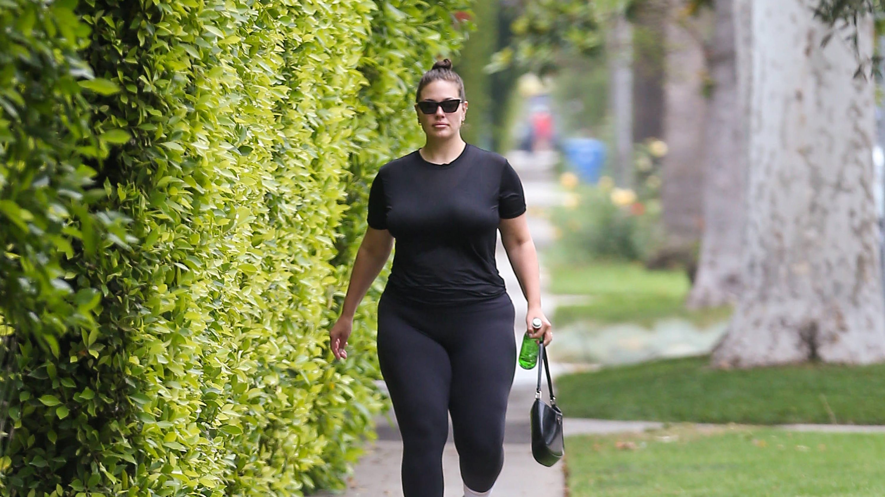 Ashley Graham zokni-papucs kombóban indult el otthonról