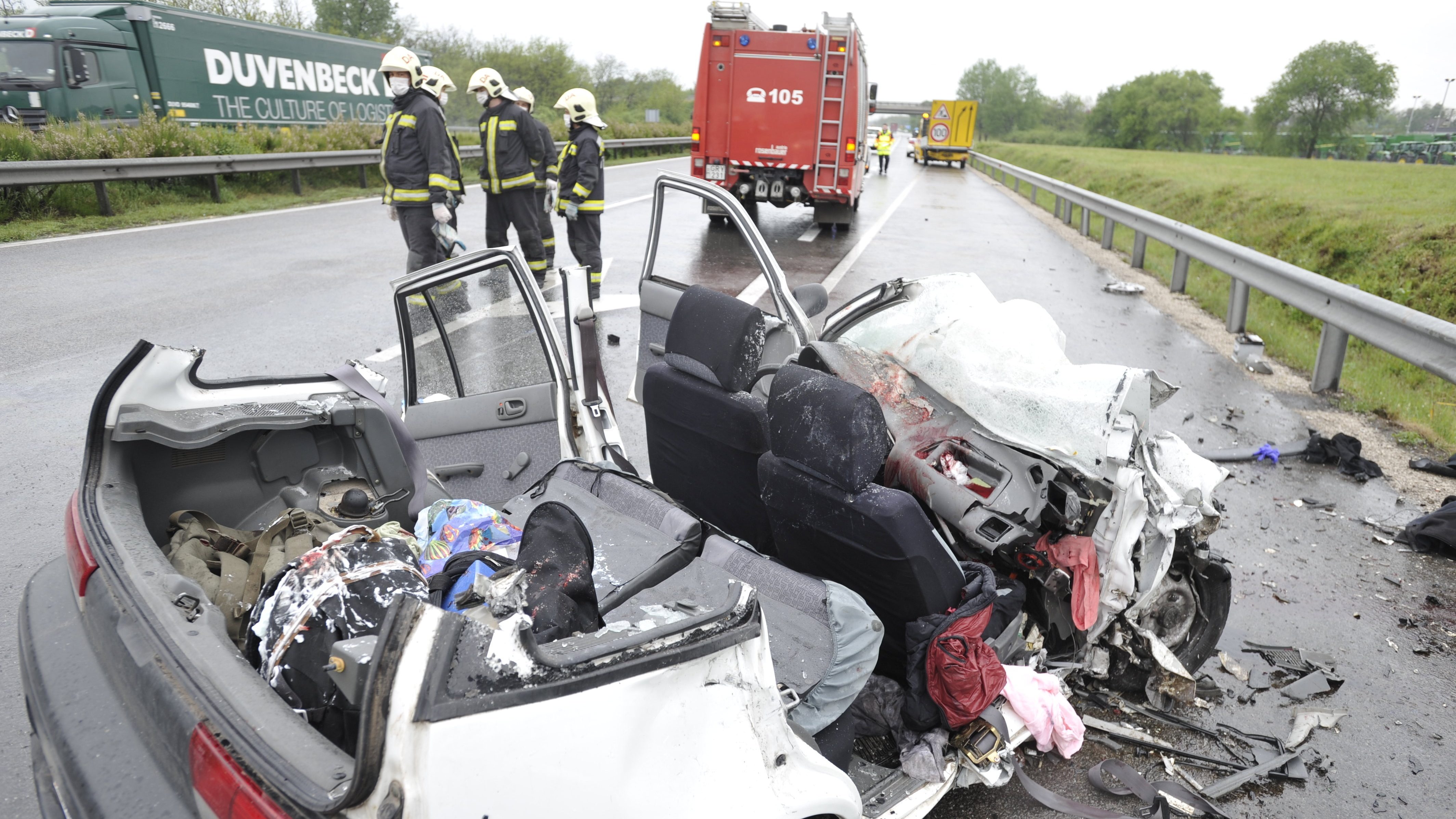 A közútkezelő álló járművébe csapódott egy autó az M5-ösön, egy ember meghalt, négyen megsérültek