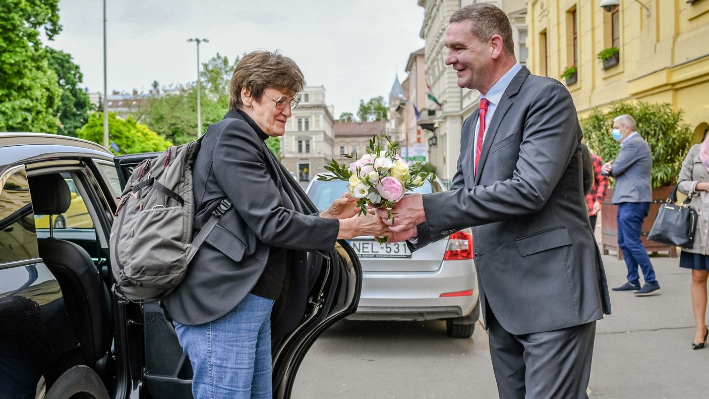 Botka László virággal várta Karikó Katalint