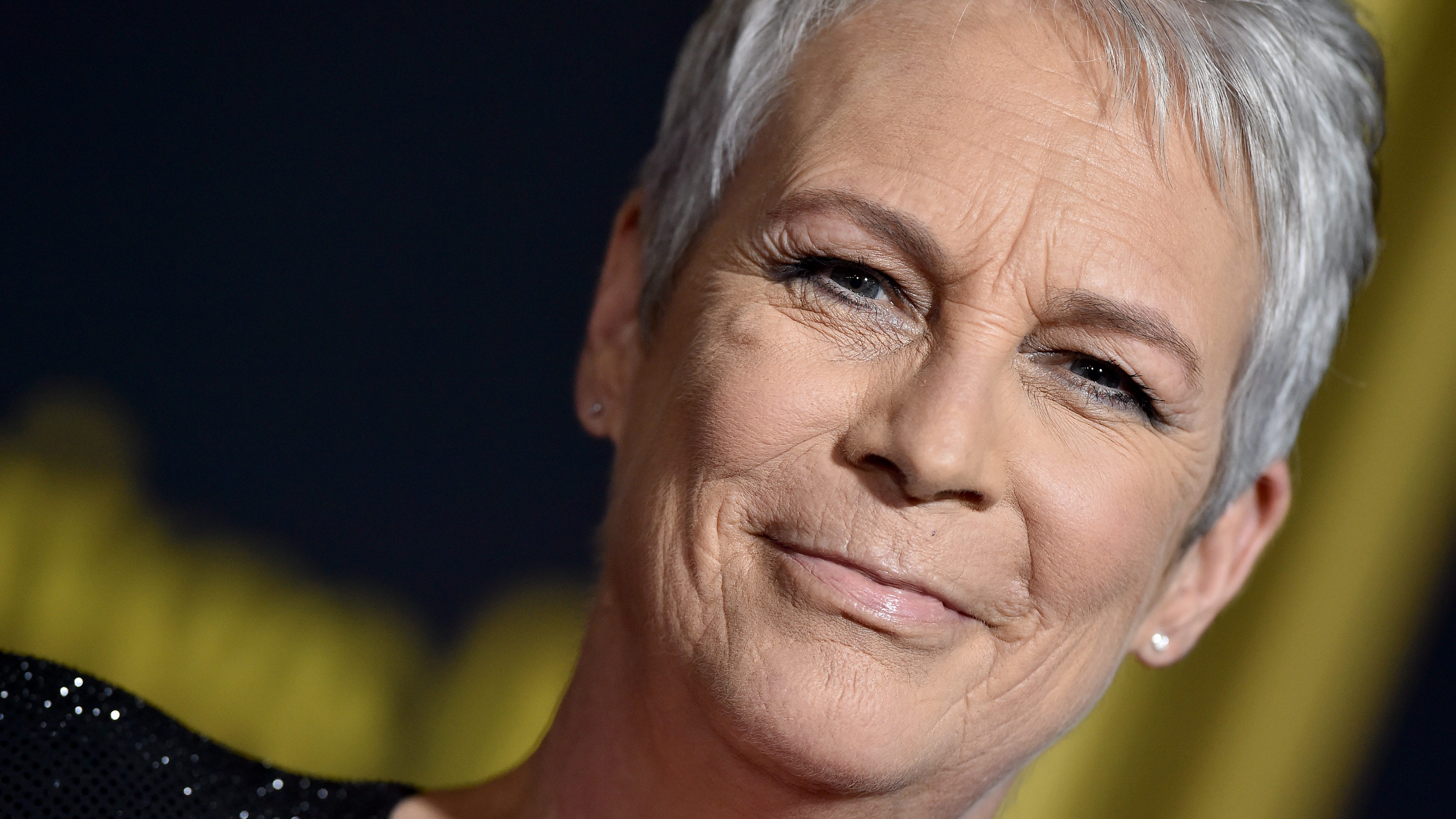 A Magyarországon forgató Jamie Lee Curtis lefotózott az erdőben egy kunyhót, miután rájött, hogy hajléktalanok lakják