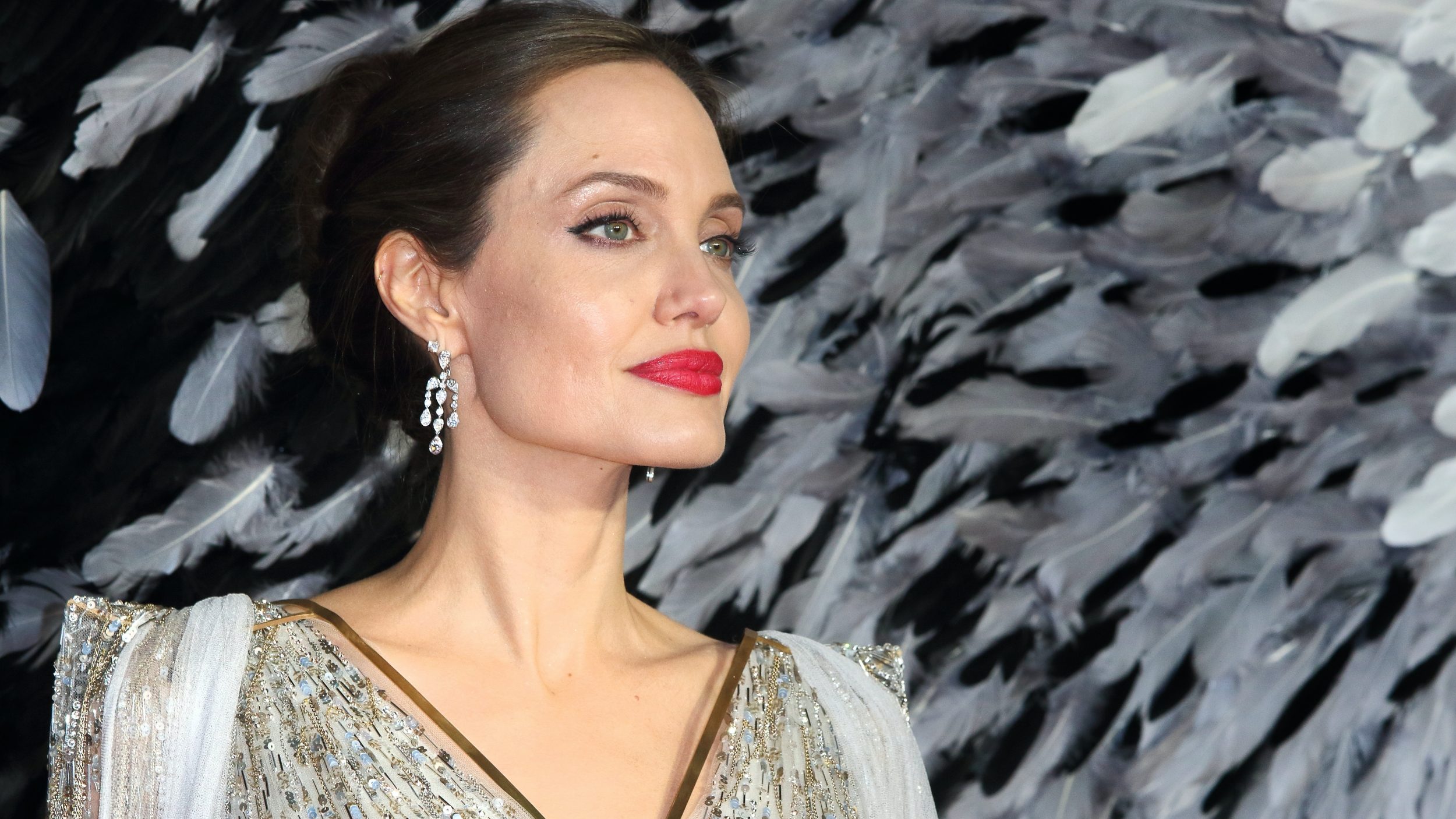 A méhek világnapja alkalmából Angelina Jolie-t ellepték a méhek egy fotózáson