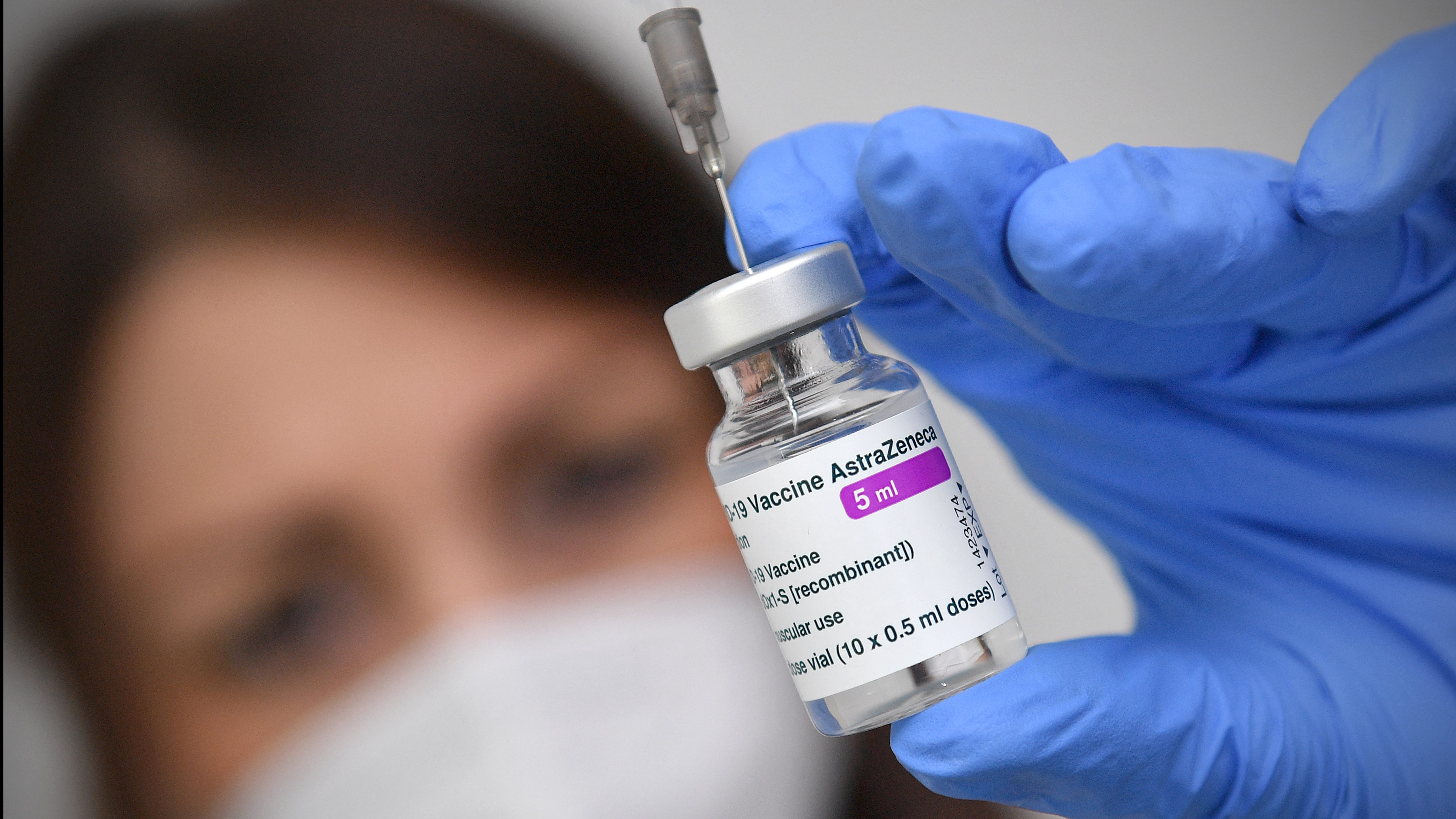 Új ajánlás az AstraZeneca-vakcináról: nem javasolt a második adag azoknak, akiknél fennállhat a vérrögképződés kockázata