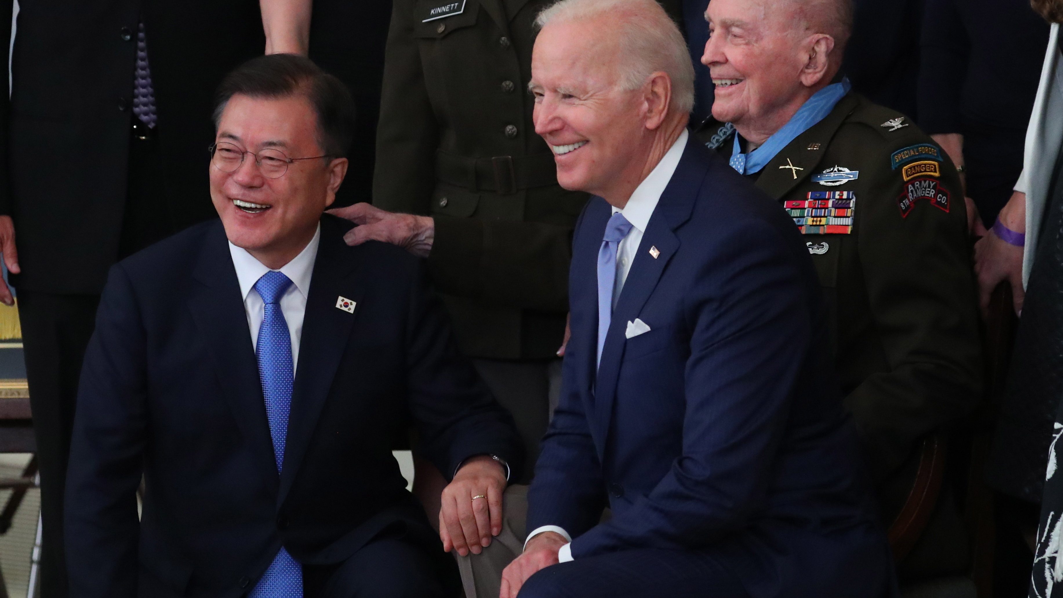 Joe Biden is kész találkozni Kim Dzsong Unnal