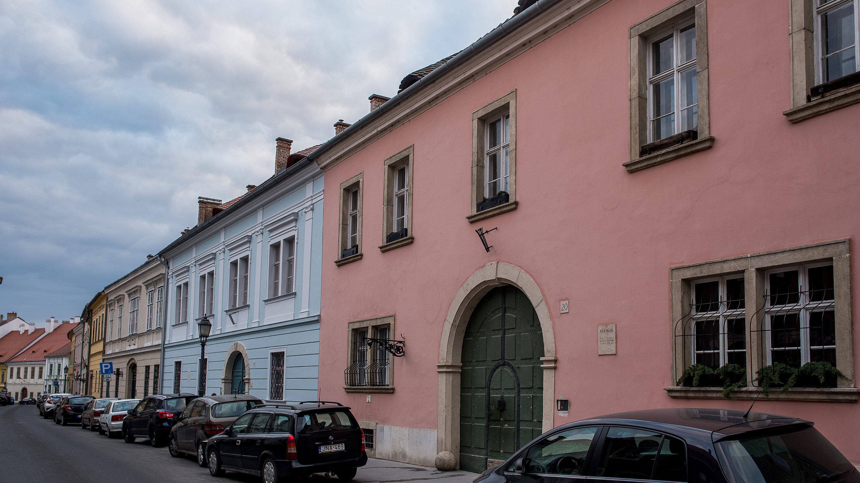 Az önkormányzati lakások töredékáron való értékesítéséről tárgyal a parlament