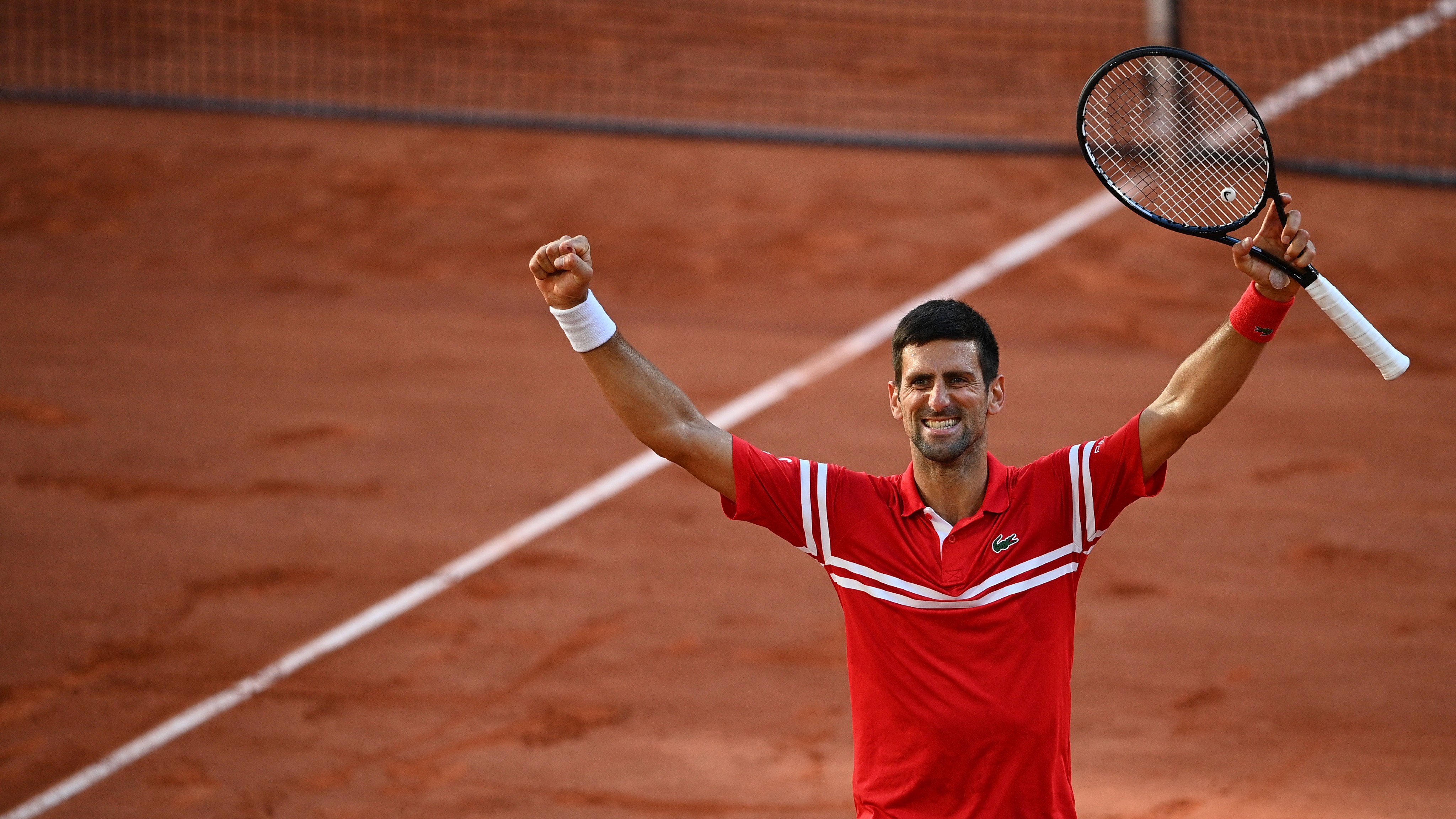 Djokovic kétszettes hátrányban volt, szenvedett, mégis behúzta a Roland Garrost