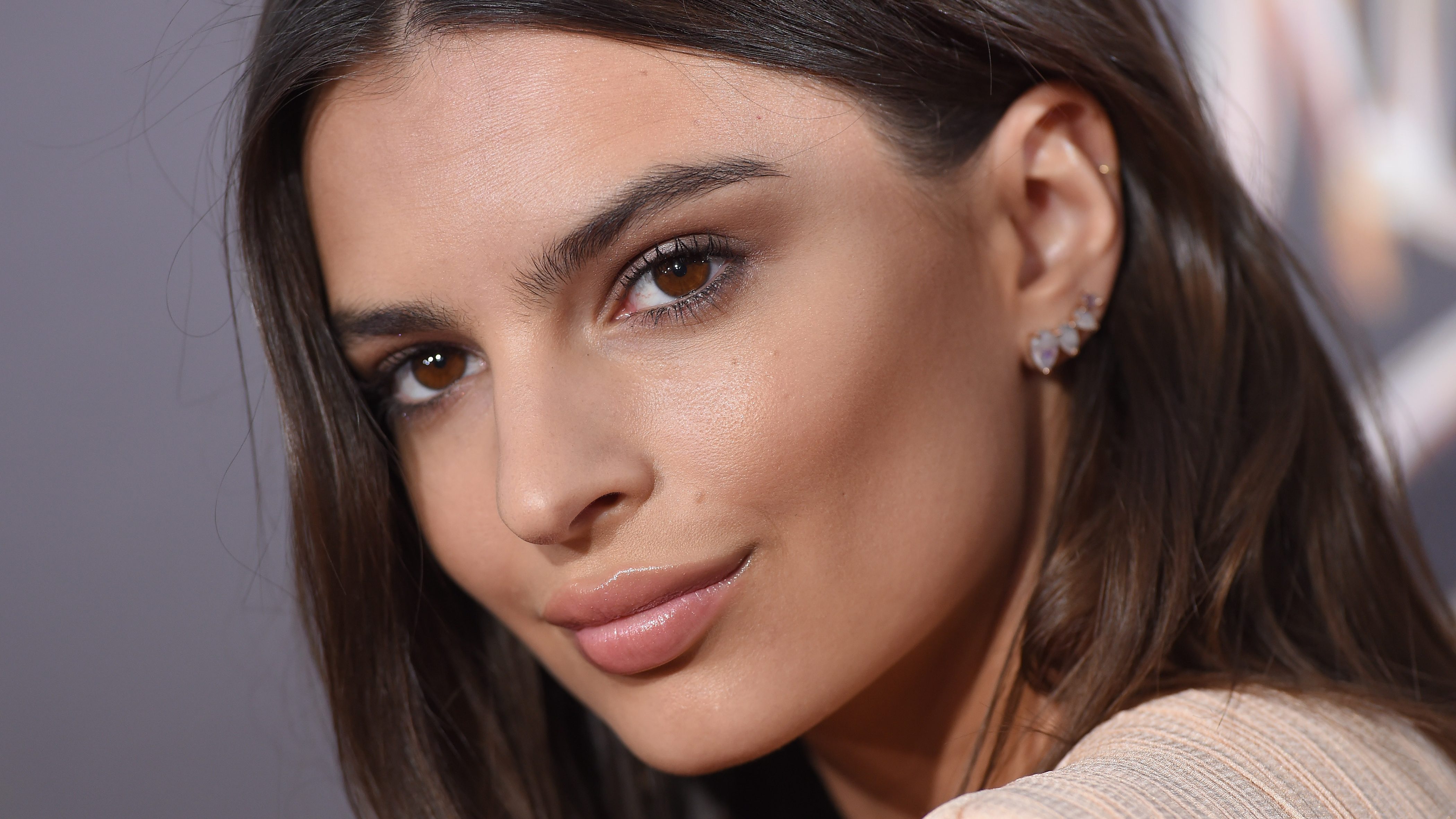 Emily Ratajkowski új fürdőruhája kis túlzással cérnaszál vékony pántokból áll