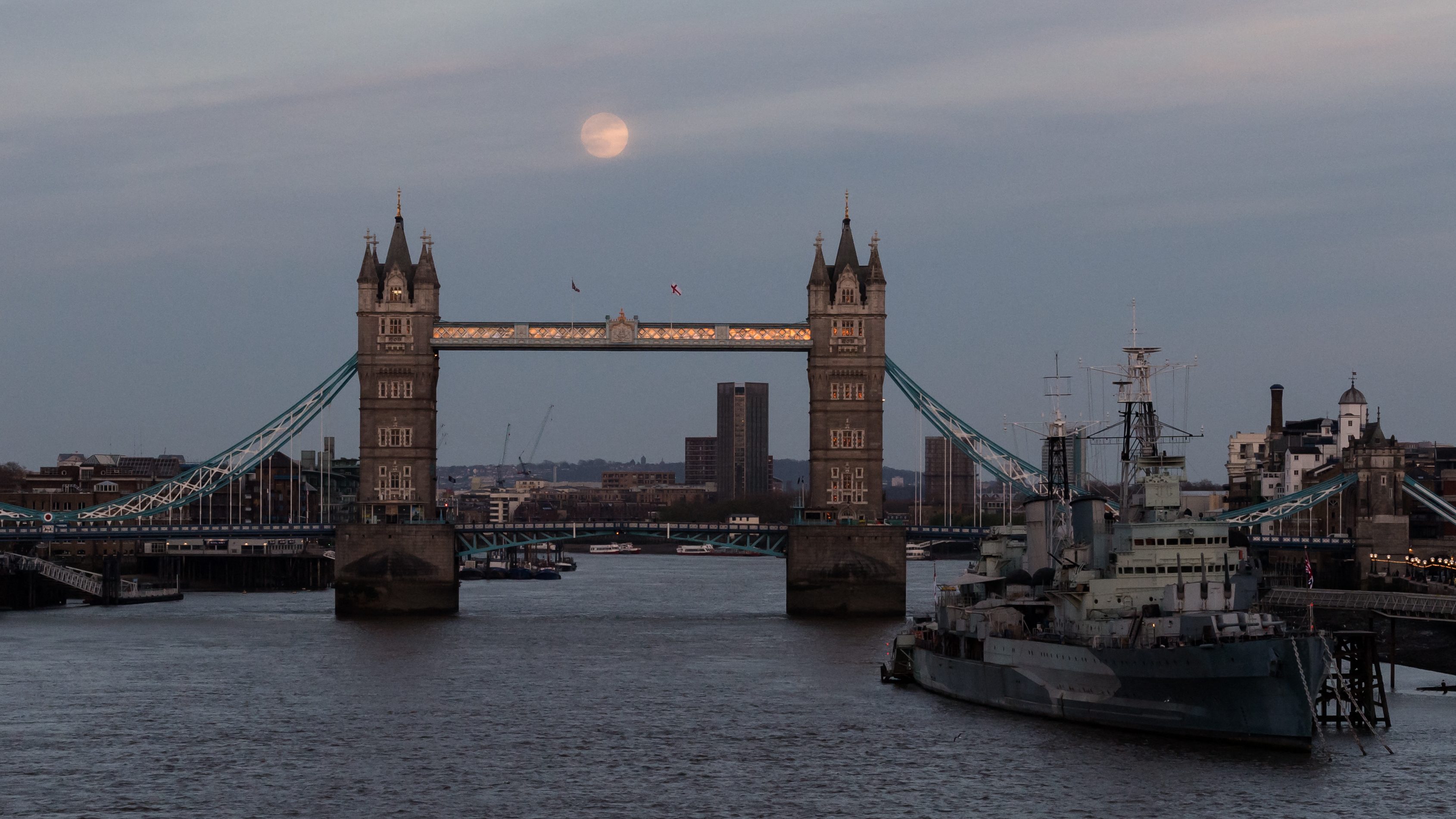 Lebeszélte az öngyilkosságra készülő rajongóját a Tower Bridge-nél klipet forgató rapper