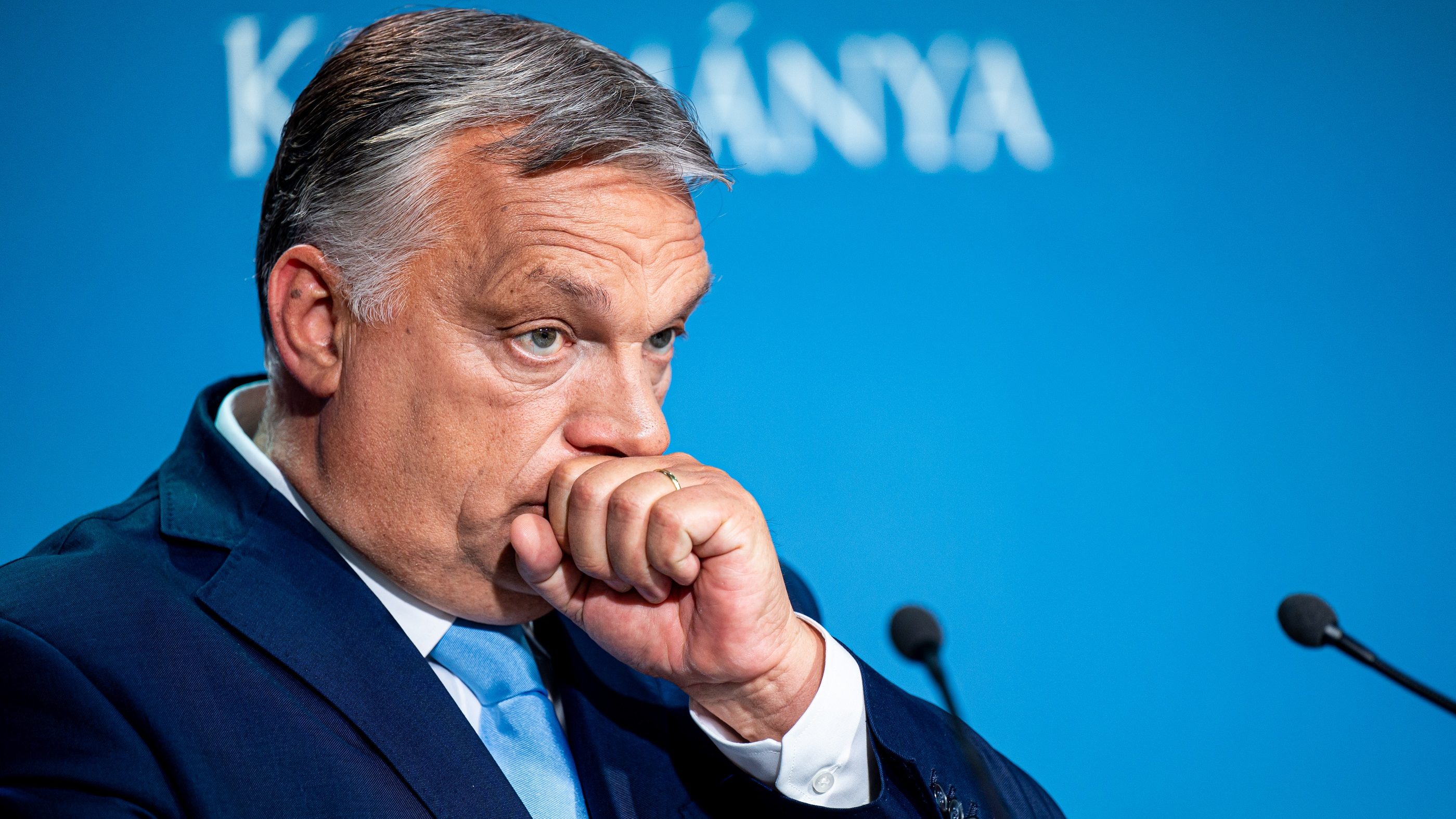 Orbán Viktor már az uniós csúcsra érkezve a homofób pedofiltörvényt magyarázza