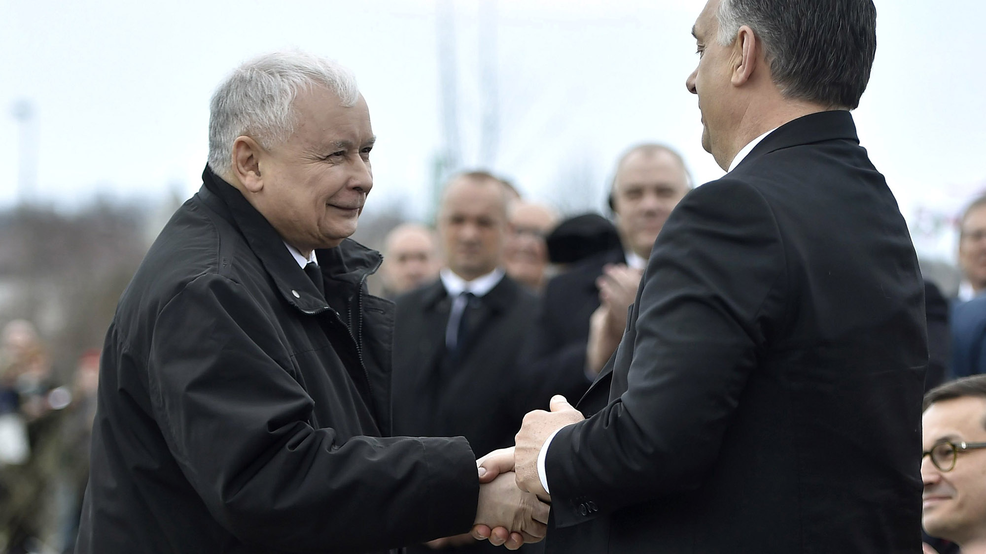 A pénznek nincs, az ideológiának van szaga Orbán és Kaczynski világában