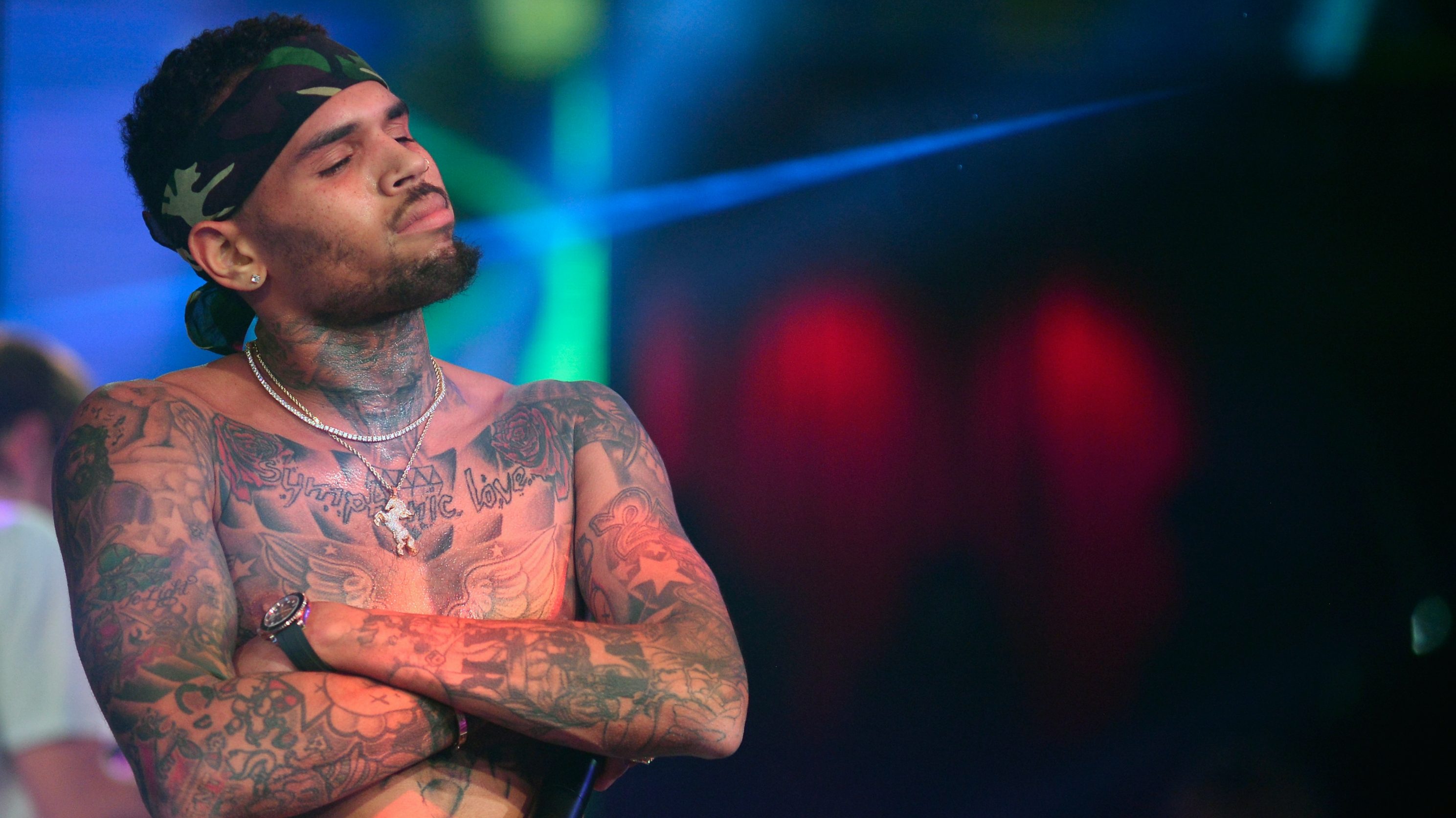 Ismét megütött egy nőt Chris Brown, feljelentették