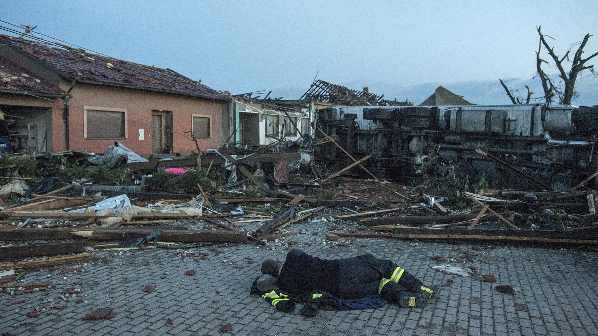 Felborult autók, tető nélküli házak, letarolt temető – így pusztított a tornádó Csehországban