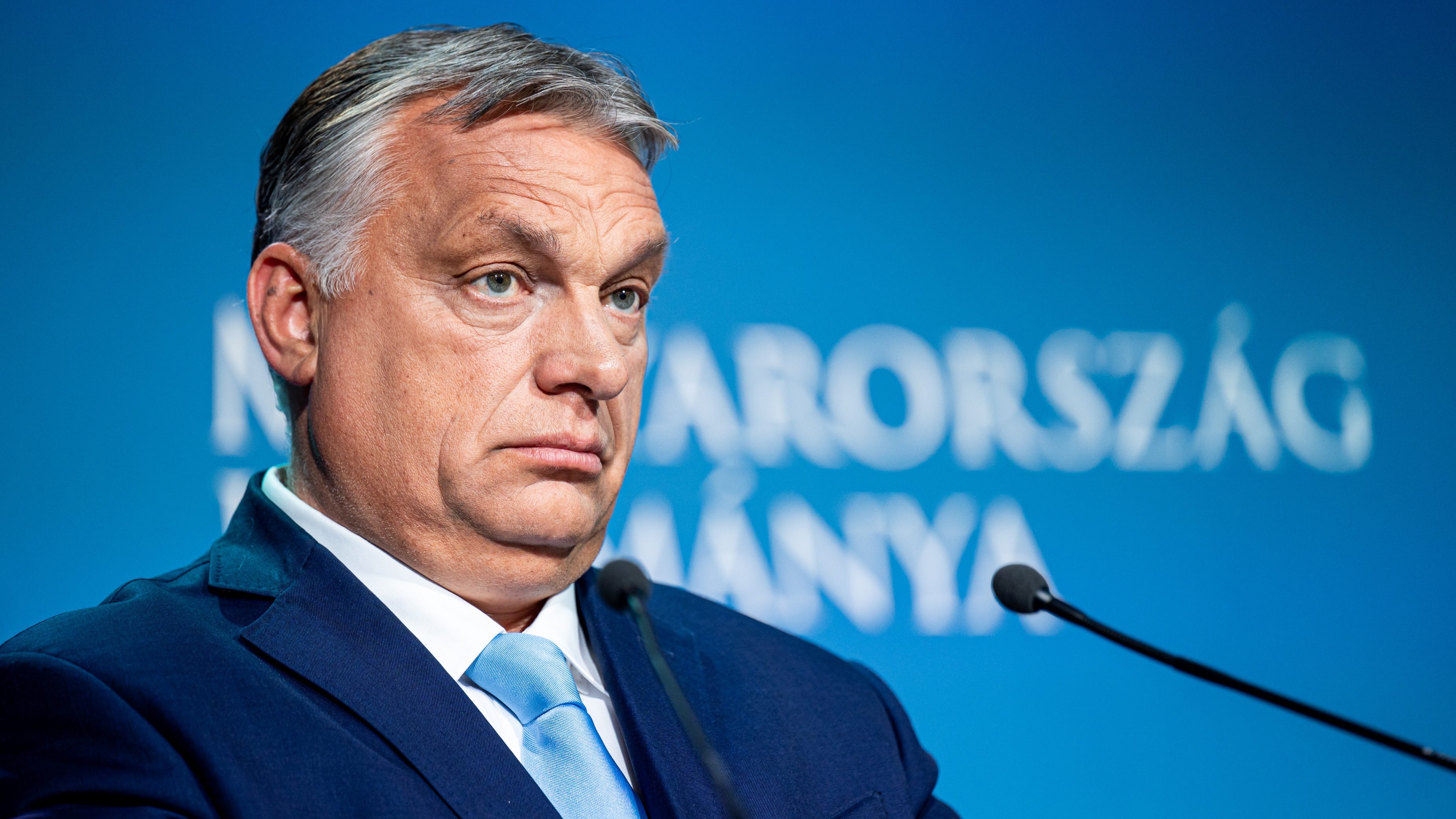 Orbán Viktor külföldi lapokban, egész oldalas fizetett hirdetésekben üzen Európának