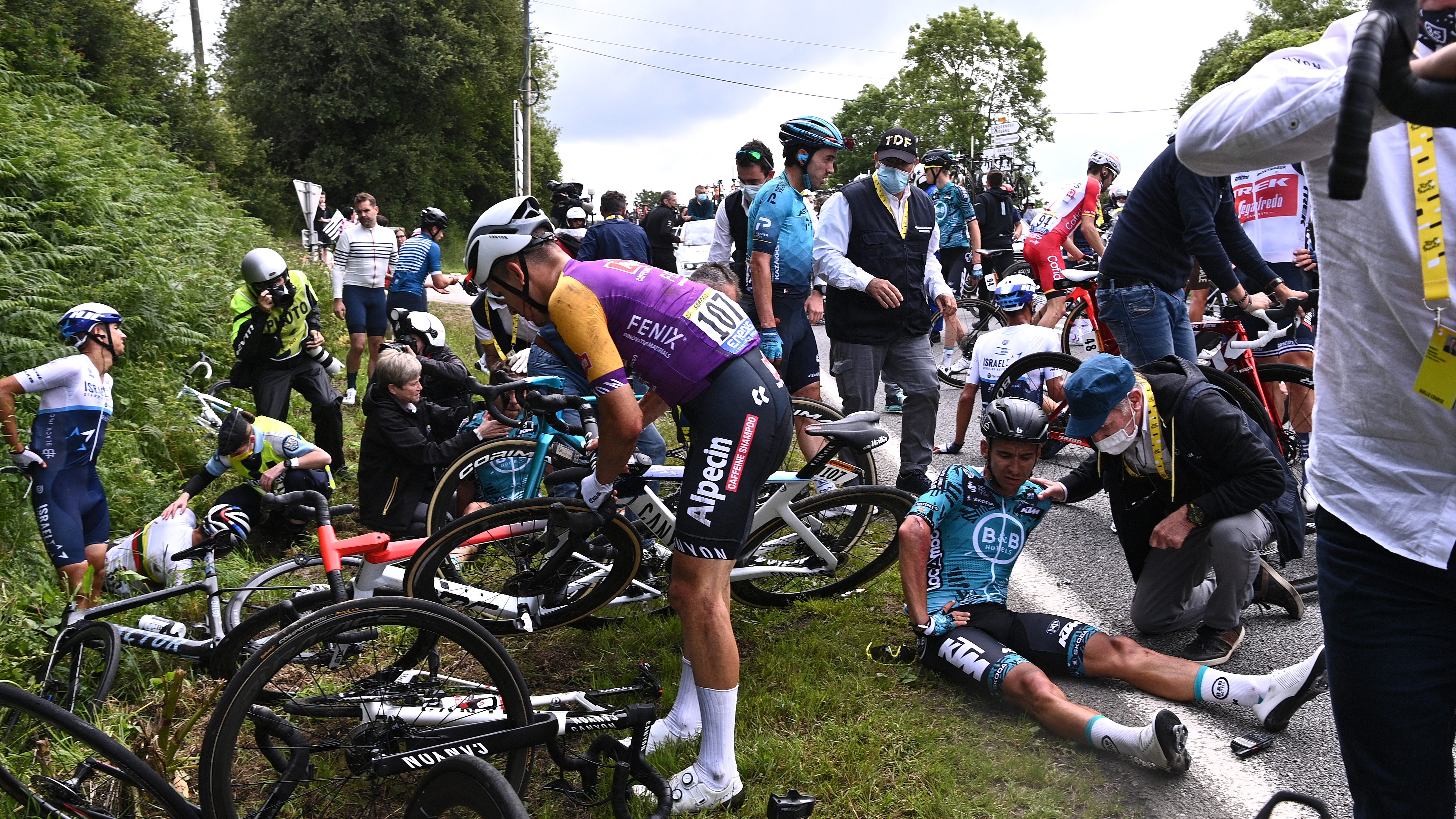 Egy szurkolói tábla okozott tömegbalesetet a Tour de France-on