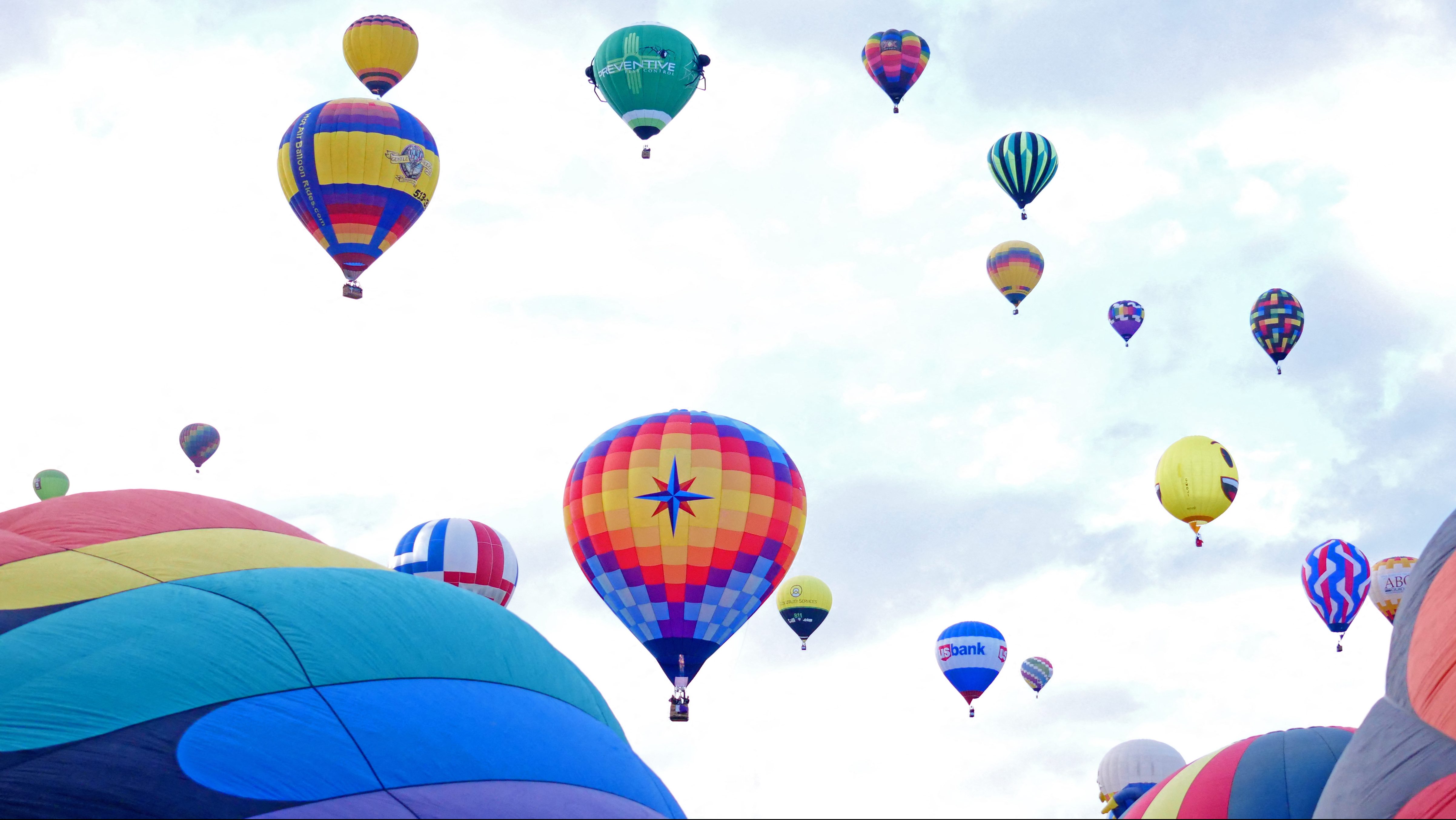 Öt ember meghalt, miután egy hőlégballon beleszállt egy elektromos vezetékbe Albuquerque-ben