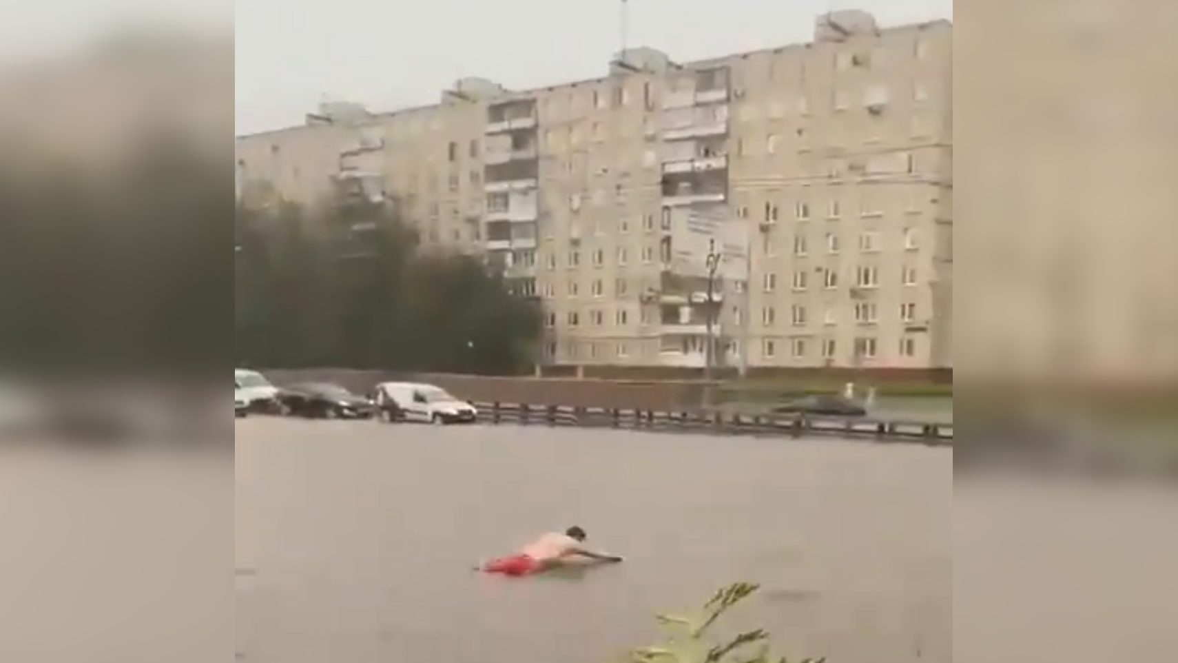 Videón, ahogy egy férfi átússza a vihar áztatta moszkvai utcát