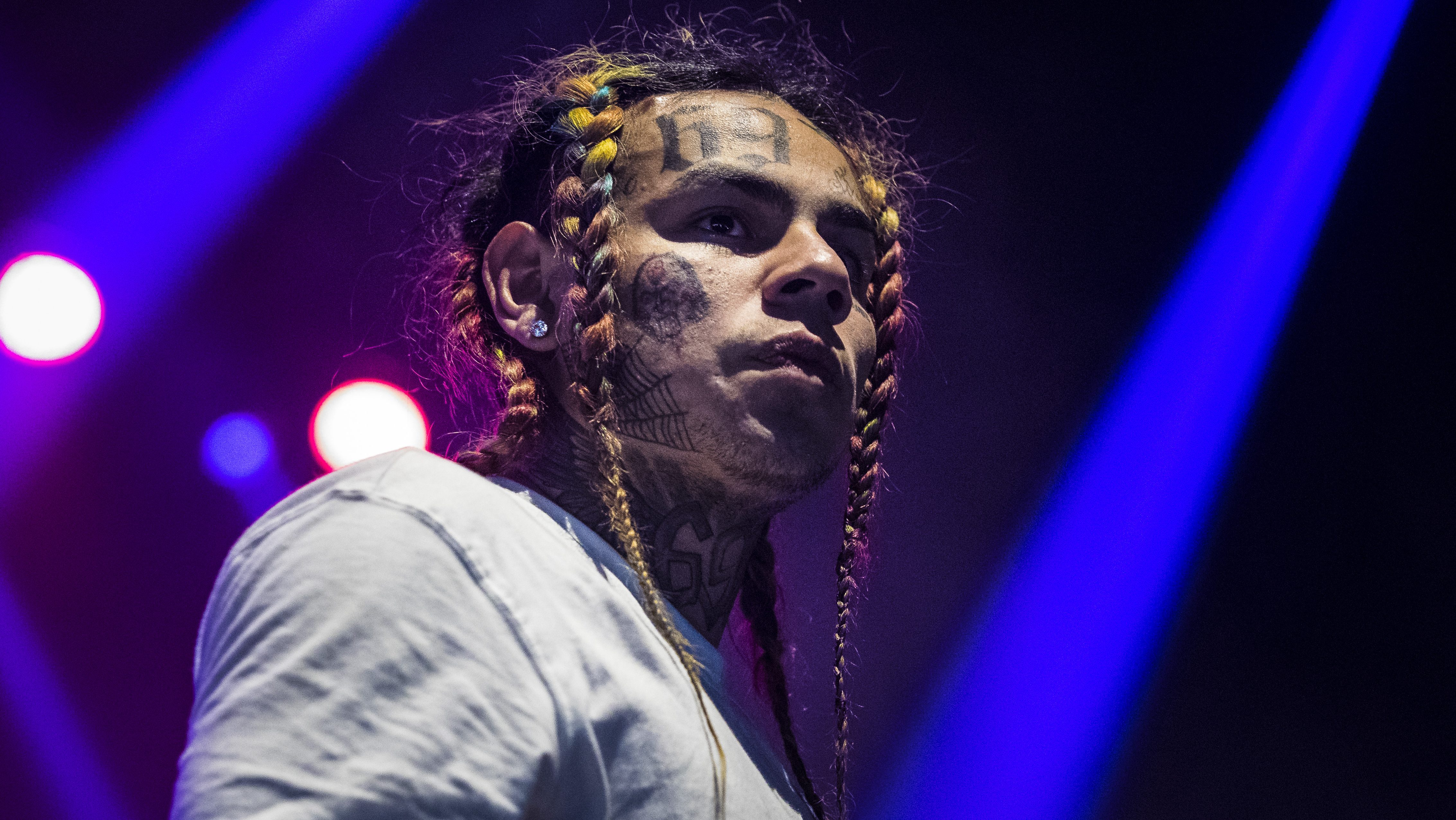 Tekashi69 elmondta, miért nem segít a hajléktalan apján