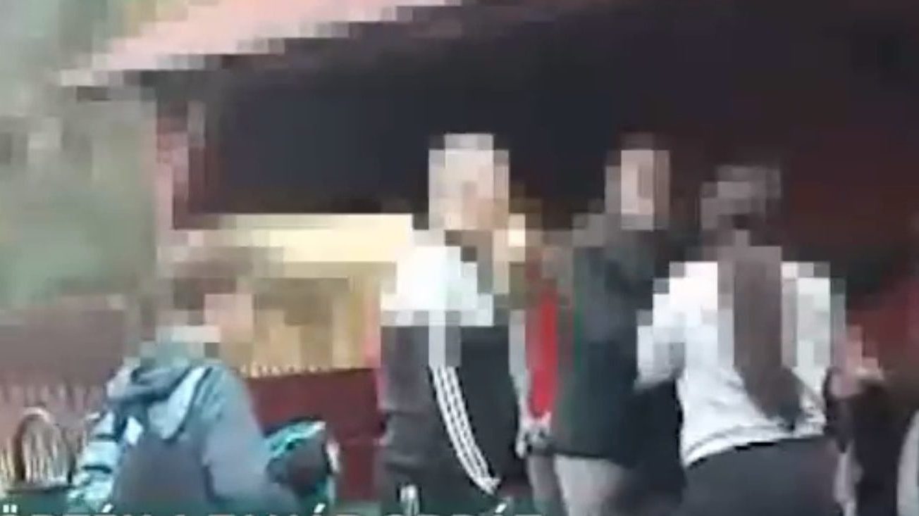 Vádat emeltek a szülők ellen, akik egy kompolti buszmegállóban verték meg gyerekük tanárát