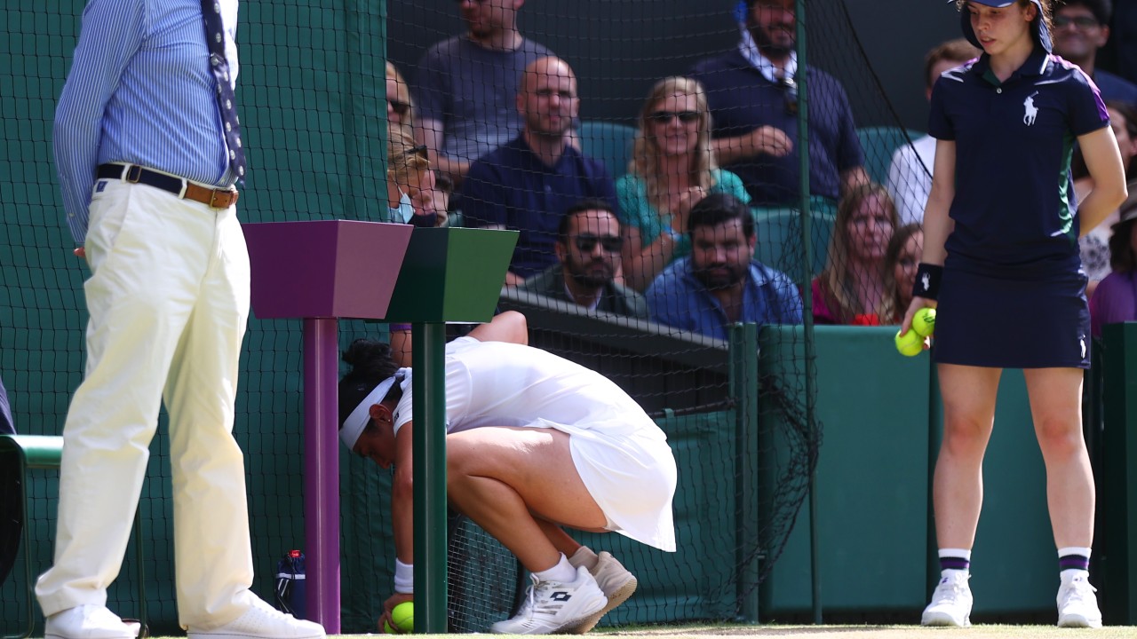 Elbukta az első szettet, a pályára hányt, majd történelmet írt Wimbledonban