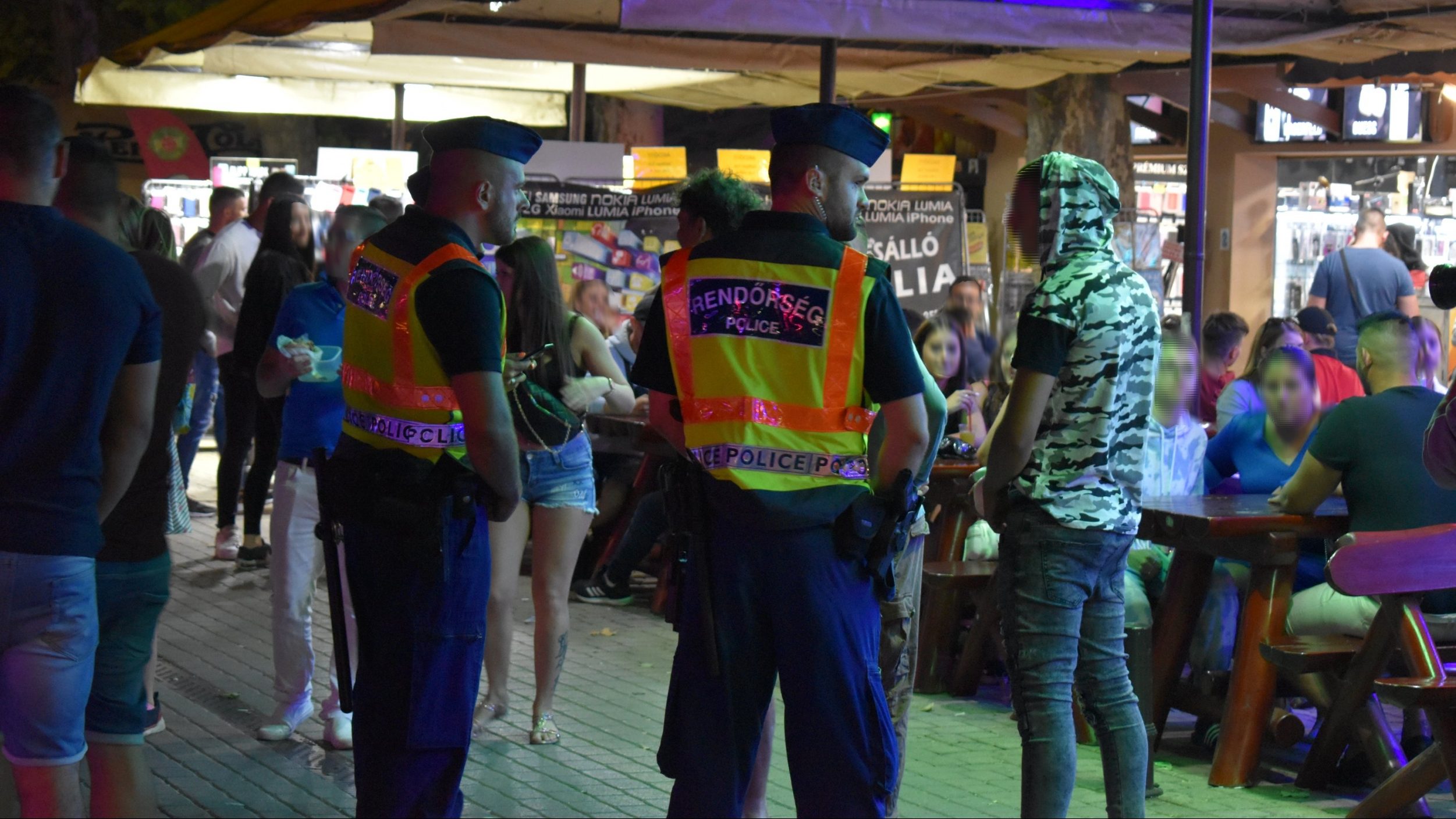 Razziát tartottak a rendőrök Siófokon éjszaka, 606 főt igazoltattak