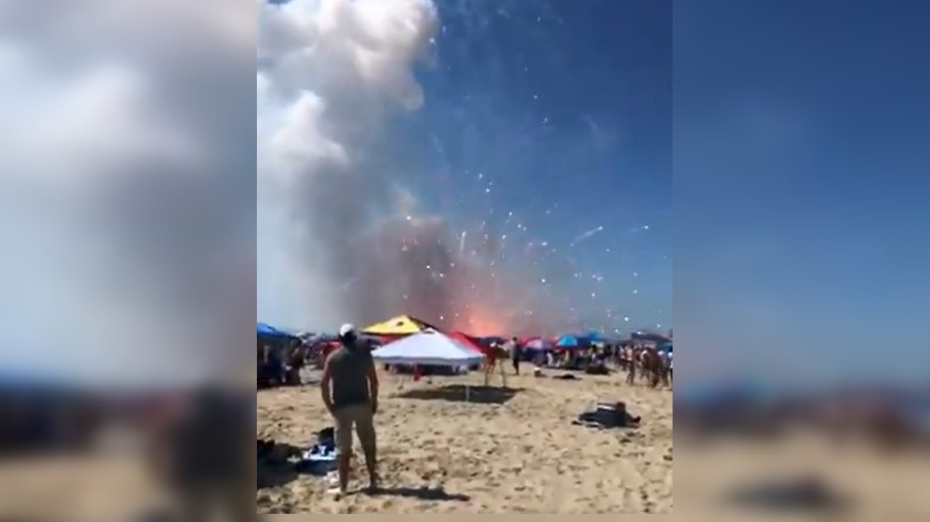 Videón, ahogy idő előtt felrobban a függetlenség napi tűzíjáték egy marylandi strandon